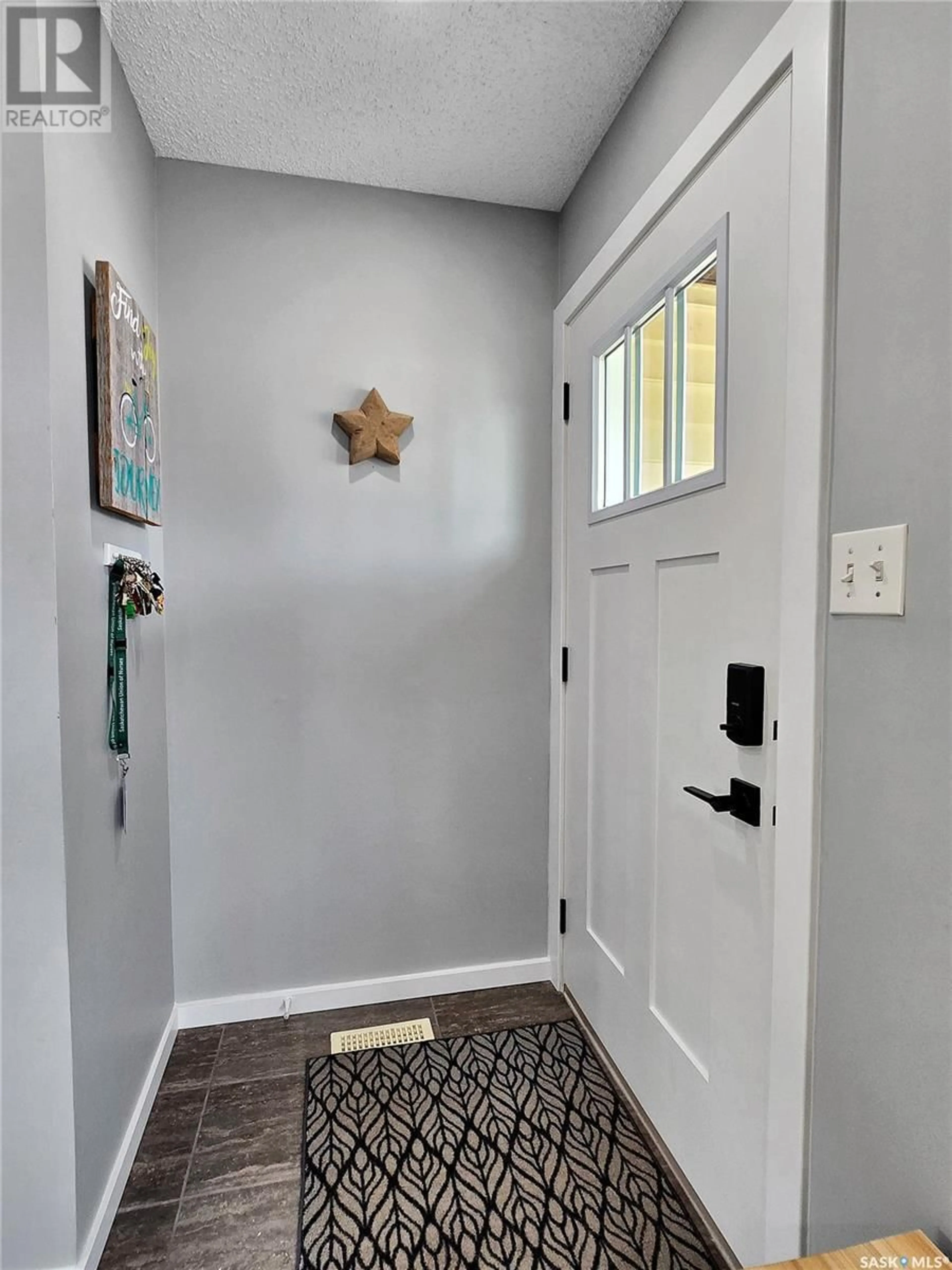 Indoor entryway for 1403 BRIGHTSAND COURT, Saskatoon Saskatchewan S7J4Y2