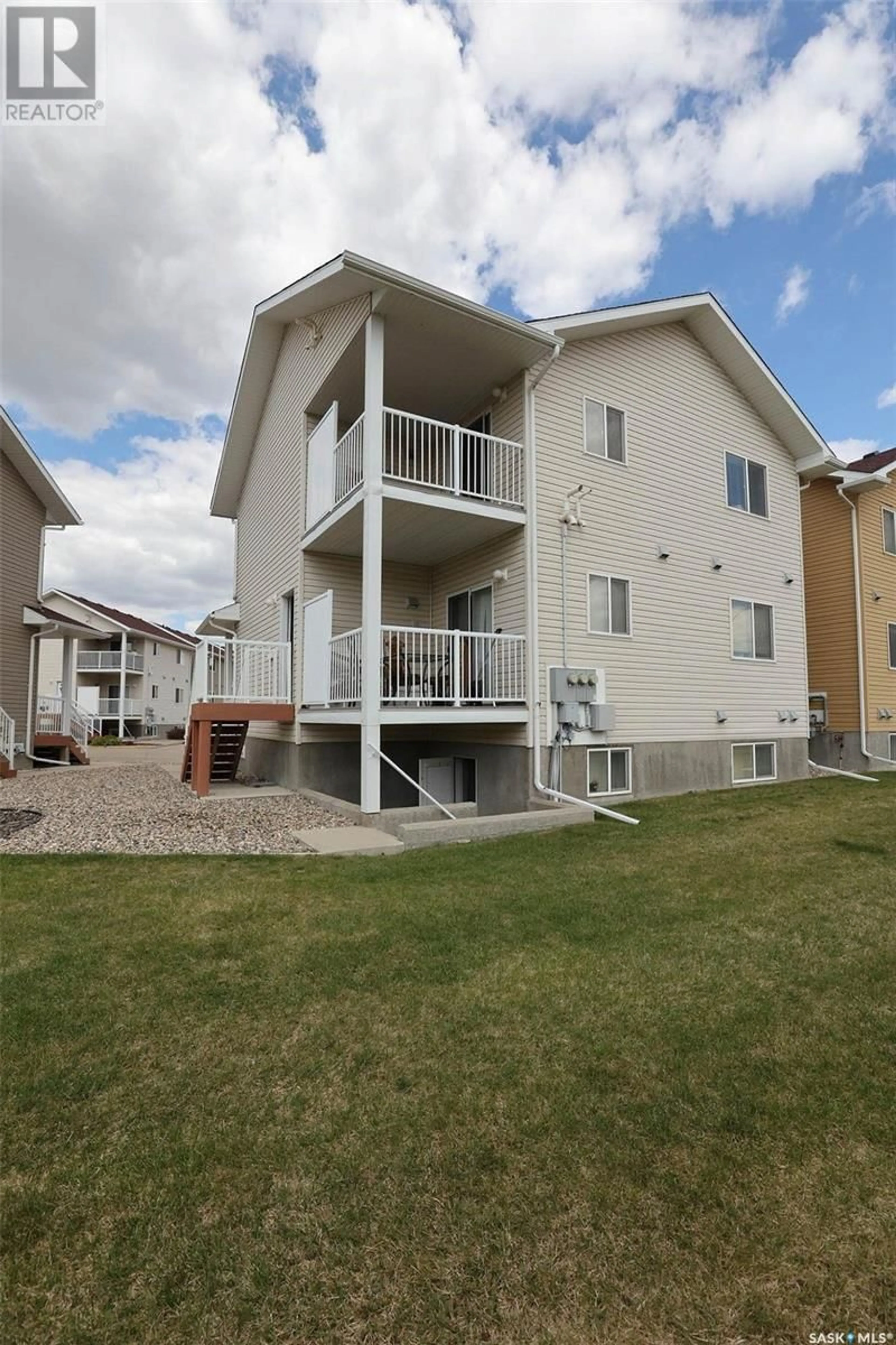 Home with vinyl exterior material, unknown for 64 5004 JAMES HILL ROAD, Regina Saskatchewan S4W0E8