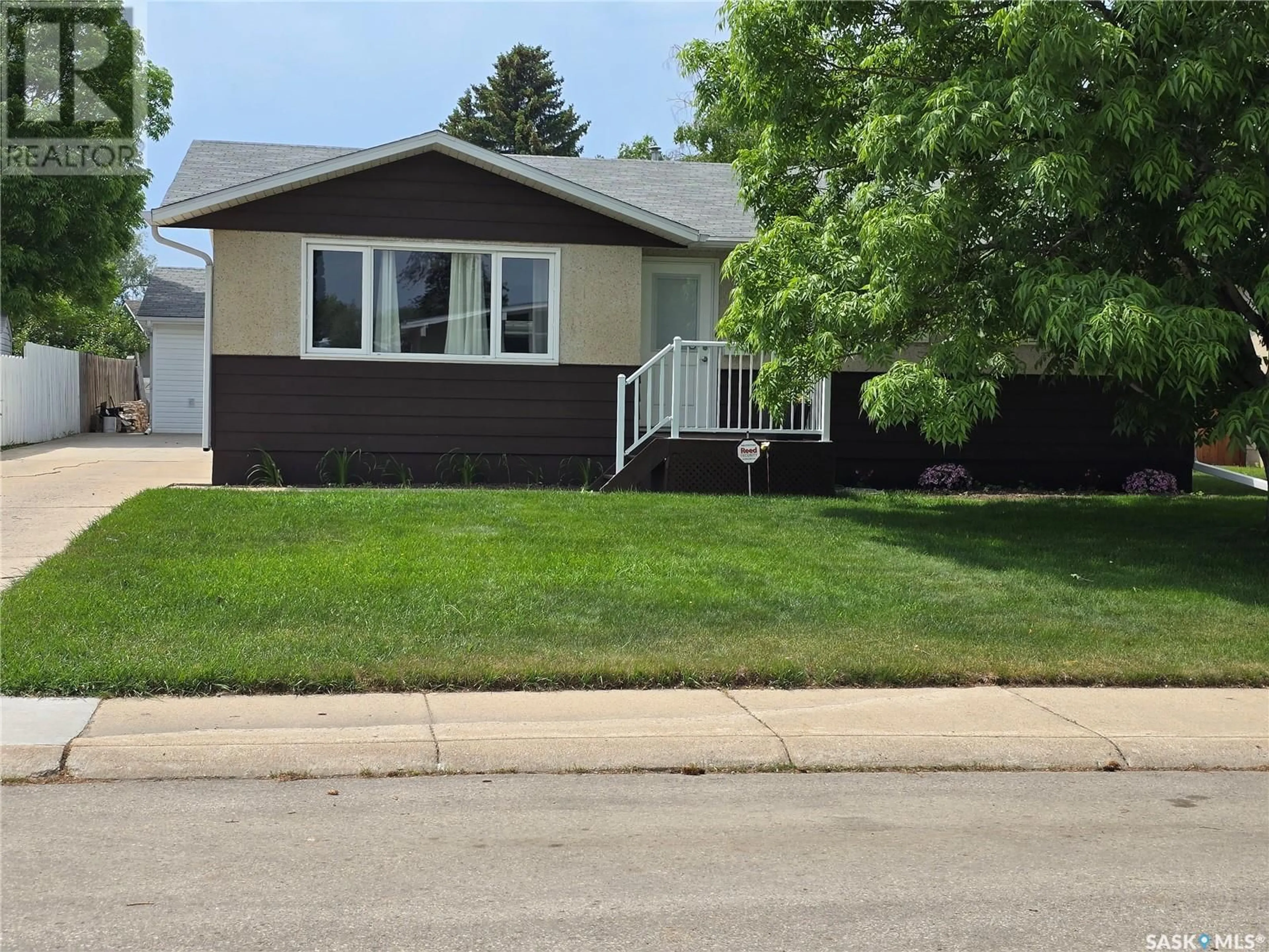 Home with vinyl exterior material, street for 9 KOOTENAY DRIVE, Saskatoon Saskatchewan S7K1J2