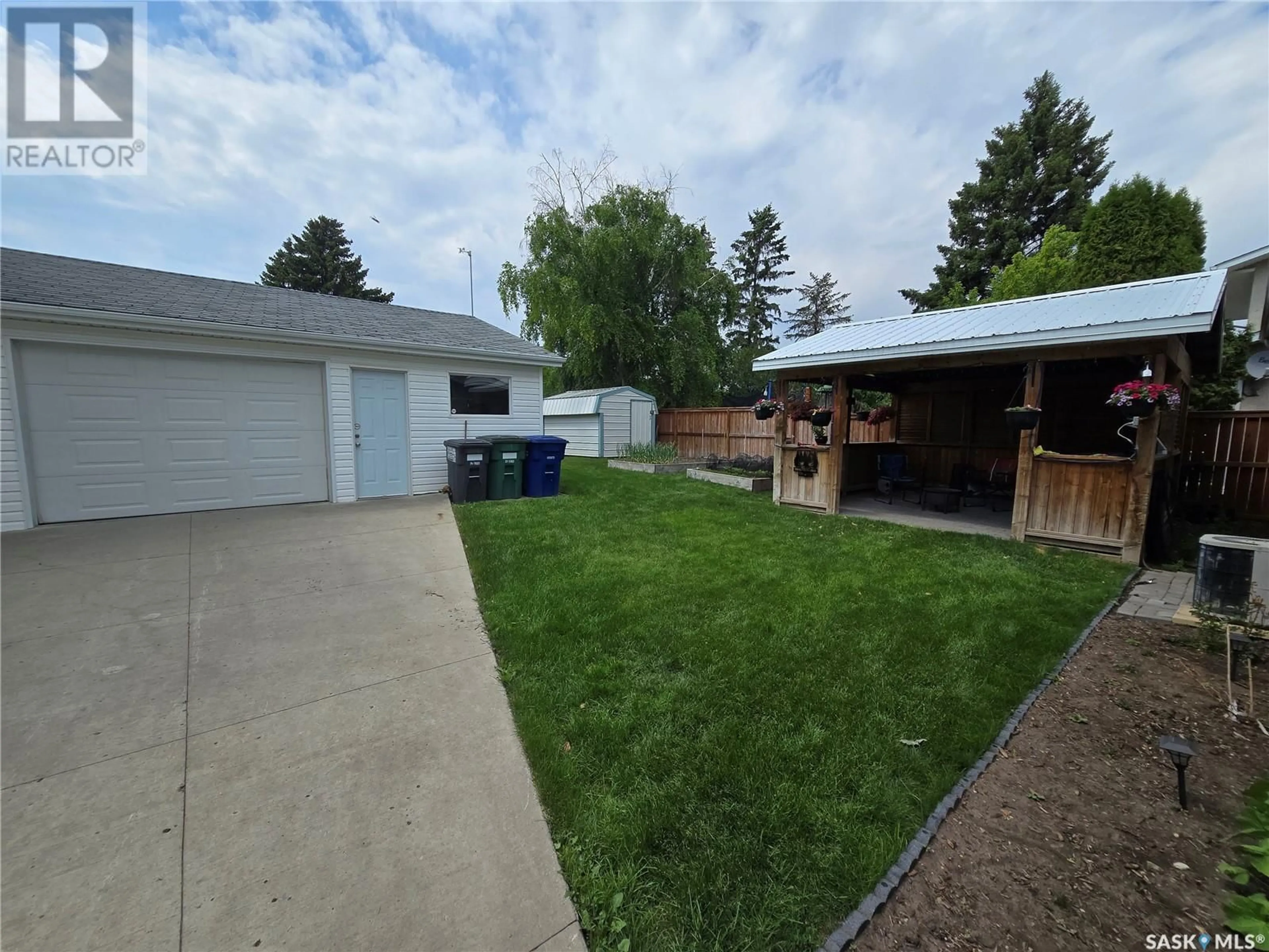 A pic from outside/outdoor area/front of a property/back of a property/a pic from drone, street for 9 KOOTENAY DRIVE, Saskatoon Saskatchewan S7K1J2