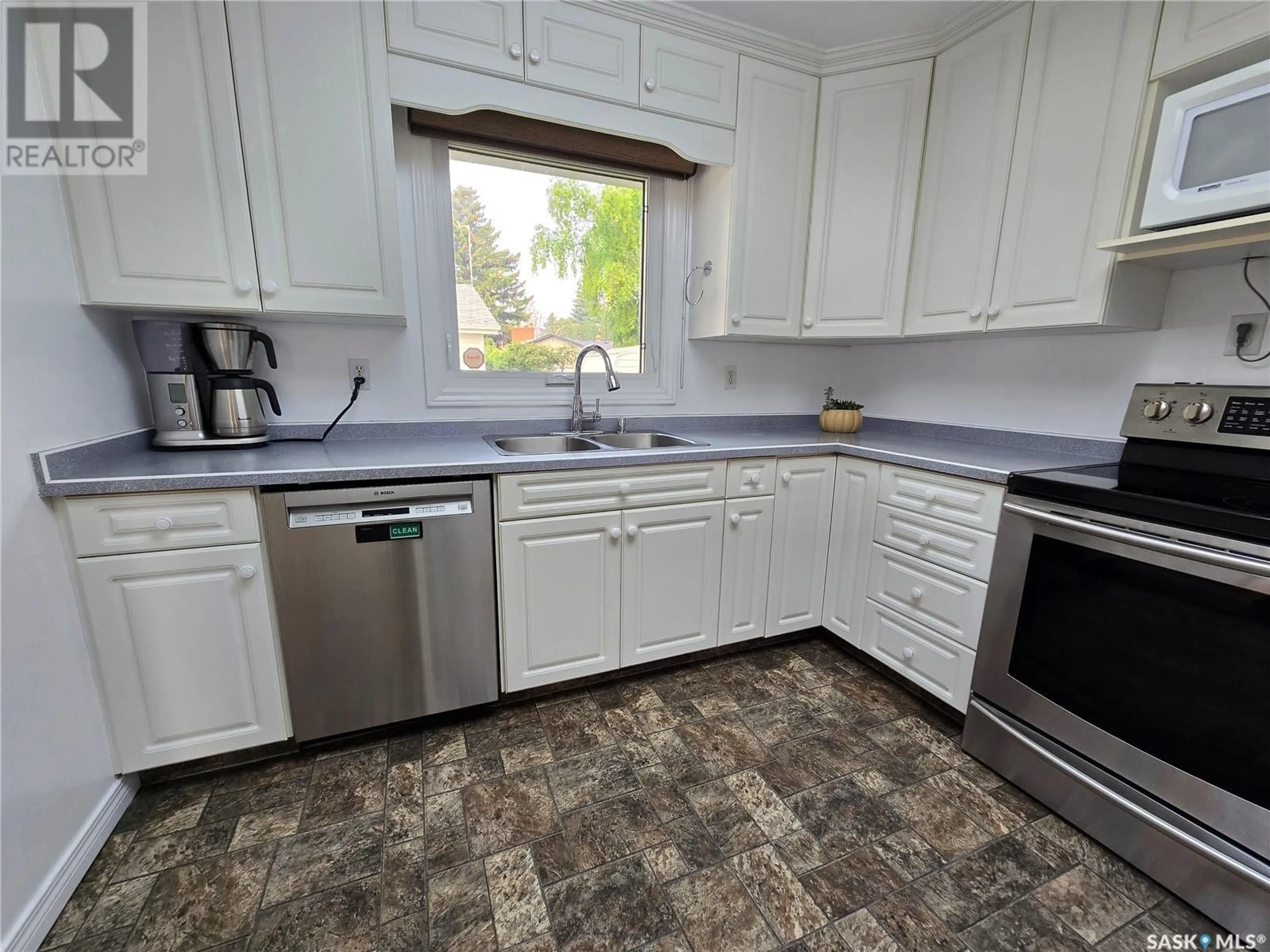 Standard kitchen, unknown for 9 KOOTENAY DRIVE, Saskatoon Saskatchewan S7K1J2