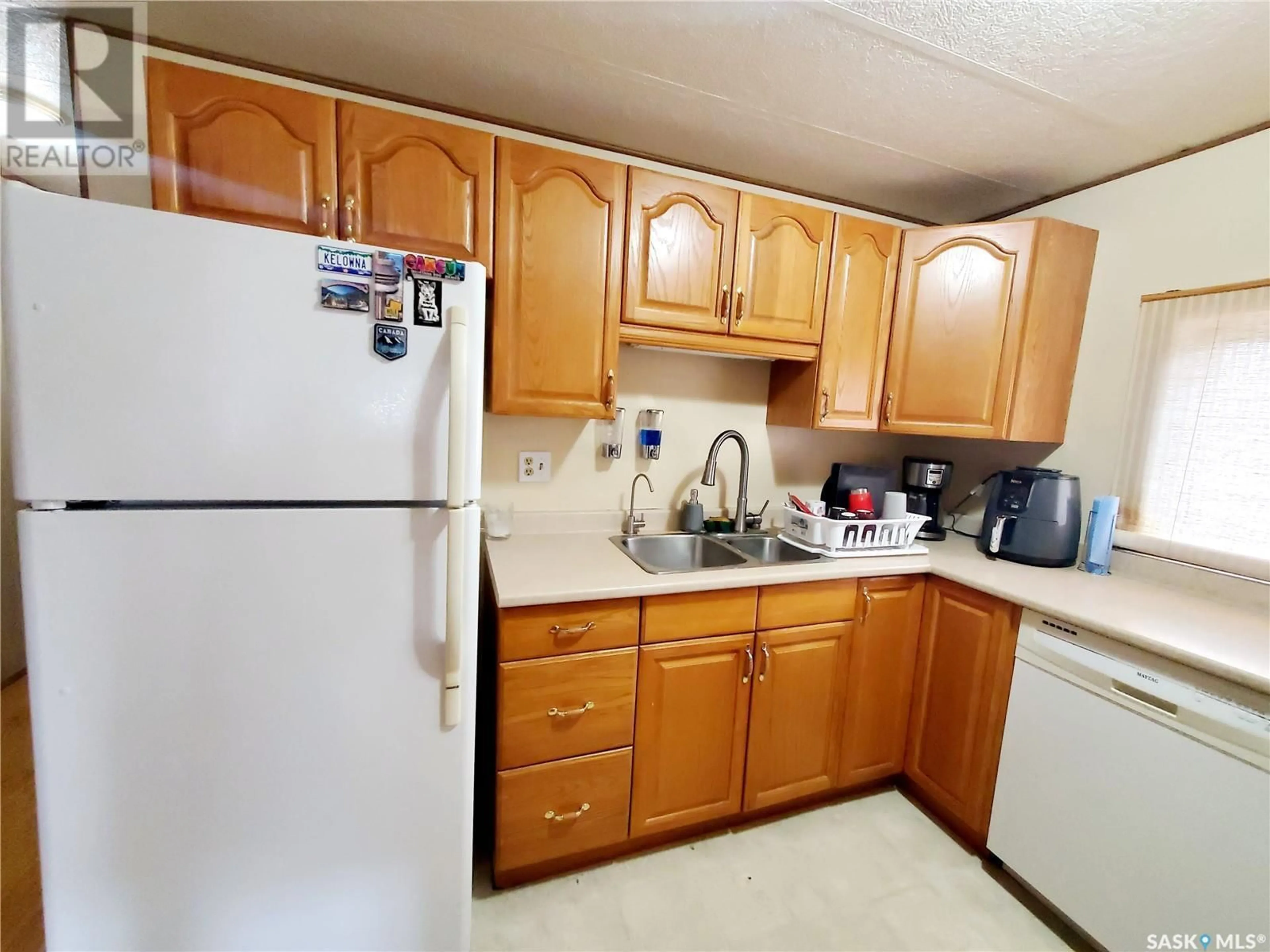Standard kitchen, unknown for 5 PRAIRIE SUN COURT, Swift Current Saskatchewan S9H3X6