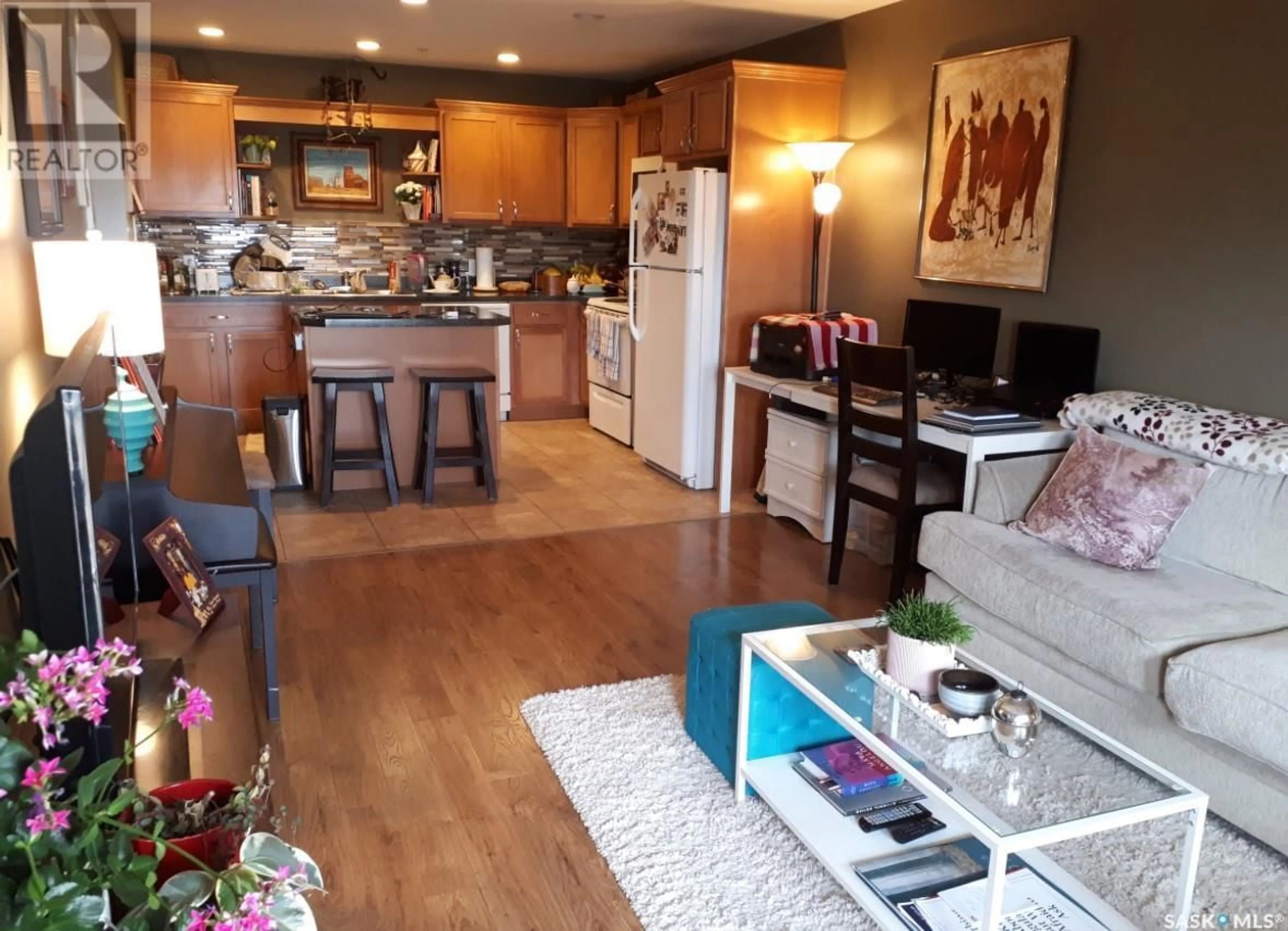 Open concept kitchen, wood/laminate floor for 3351 - 415 EASTGATE BAY, Regina Saskatchewan S4Z0A9