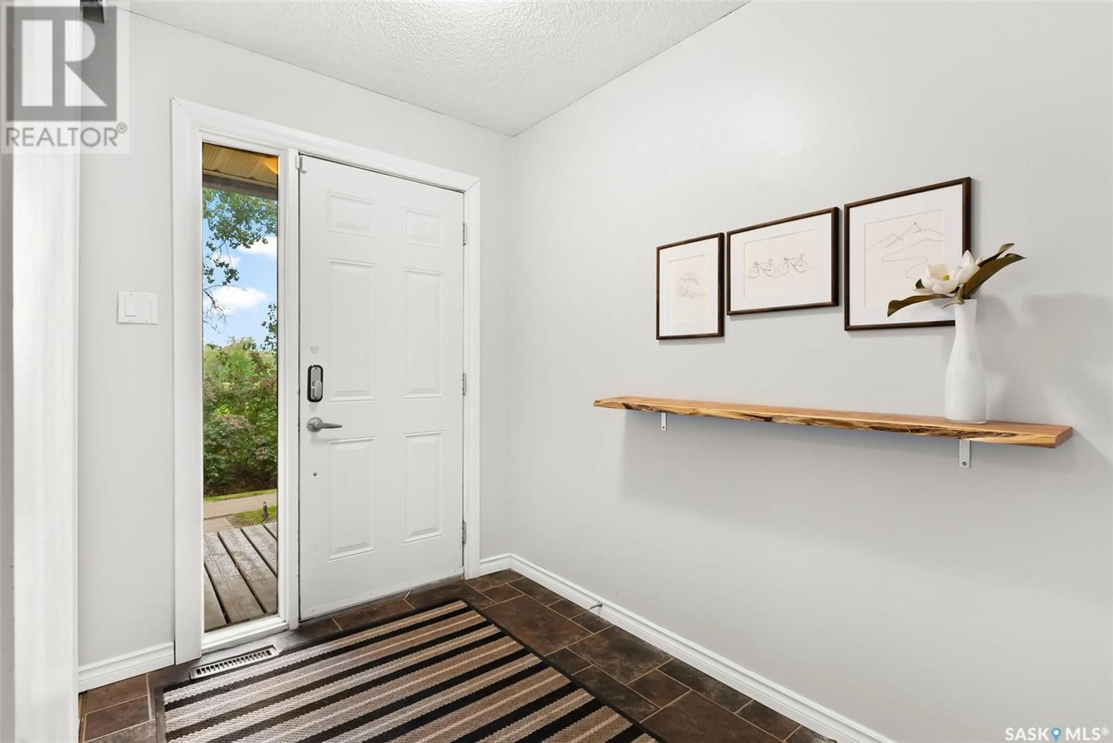 Indoor entryway for 5108 10TH AVENUE, Regina Saskatchewan S4T7P5