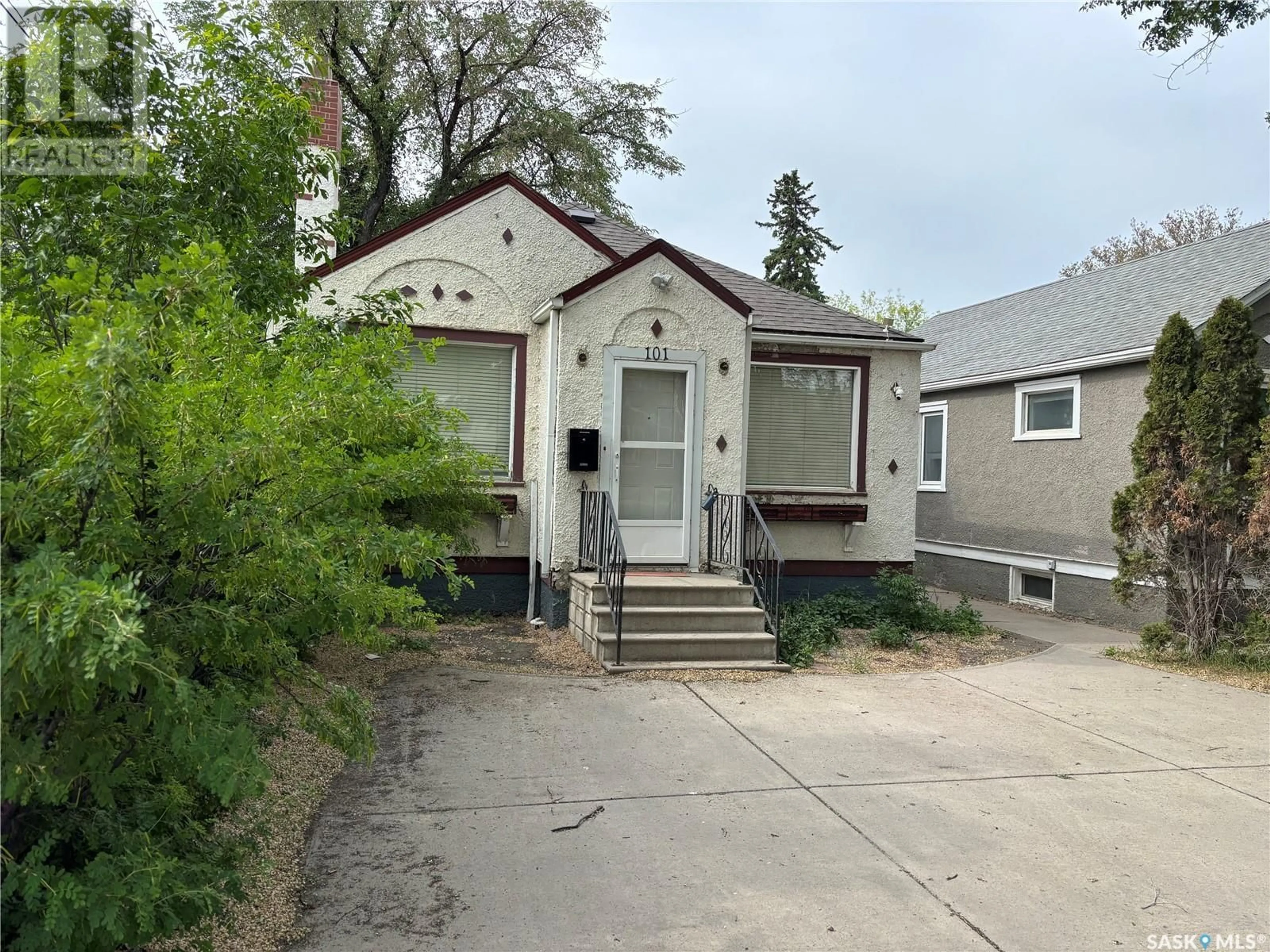 Home with vinyl exterior material, street for 101 32ND STREET, Saskatoon Saskatchewan S7L0S2