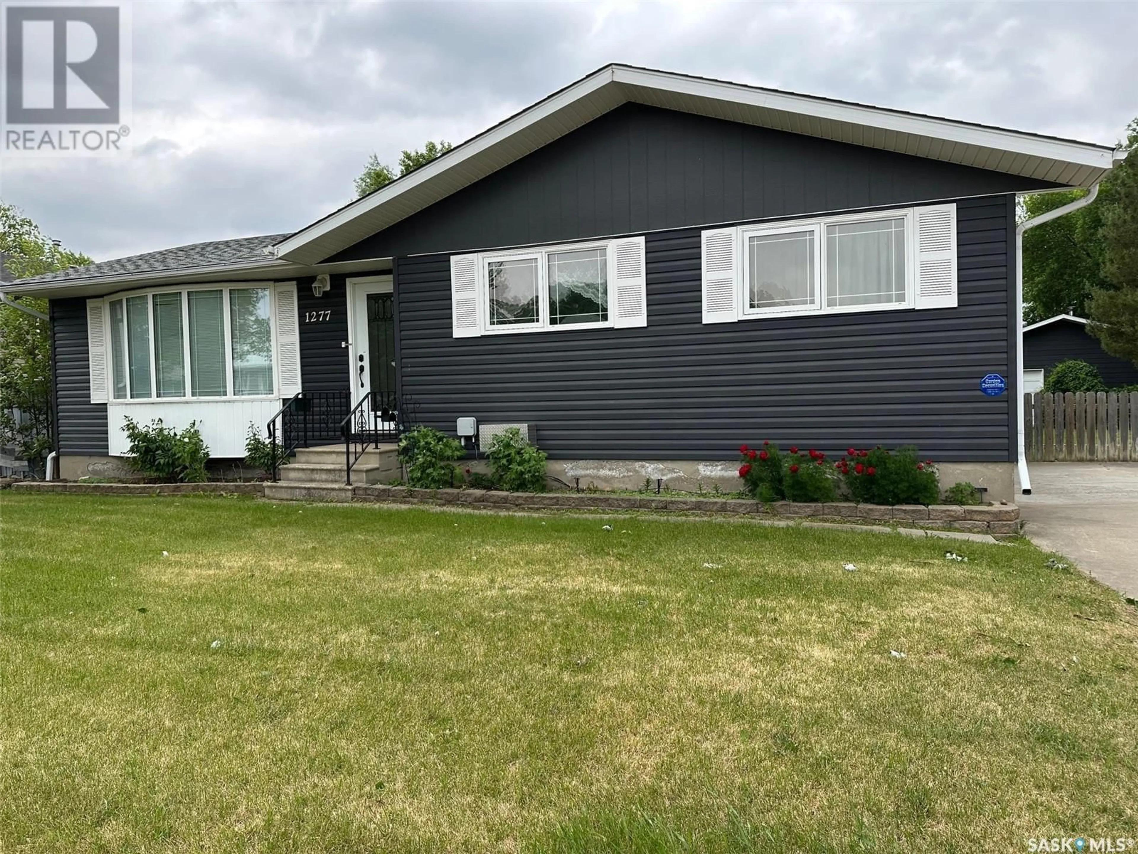 Home with vinyl exterior material, street for 1277 VETERANS CRESCENT, Estevan Saskatchewan S4A1Z9