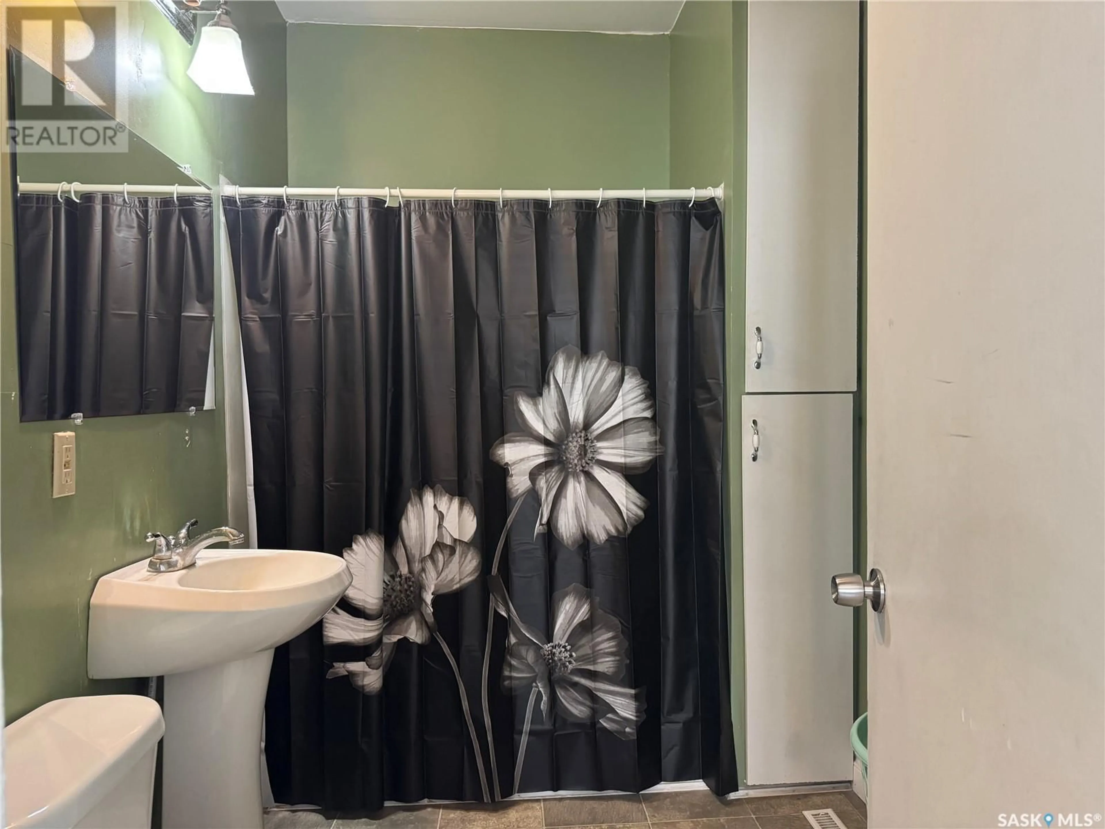 Standard bathroom, unknown for 204 1ST STREET, Wynyard Saskatchewan S0A4T0