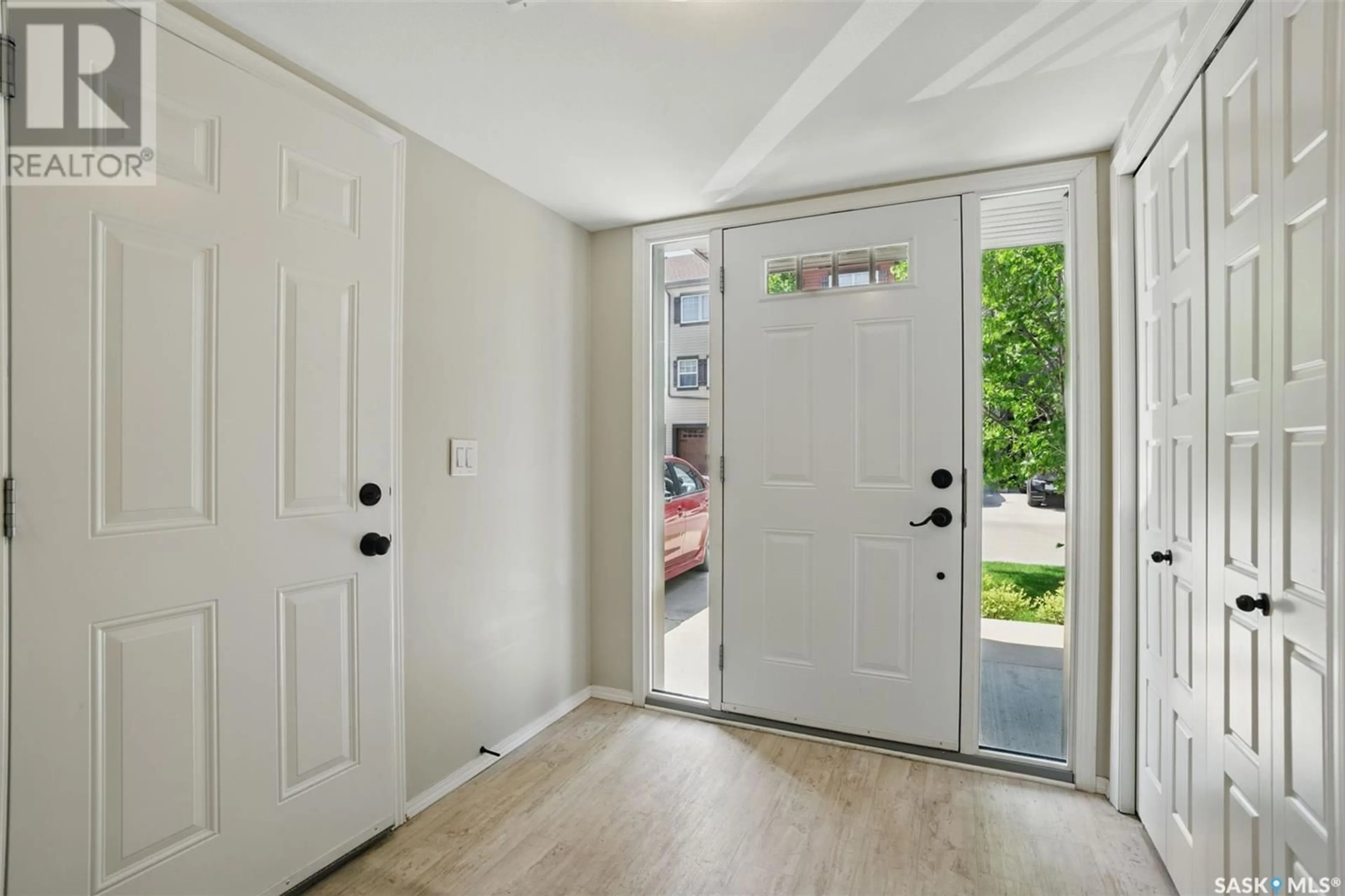 Indoor entryway for 542 150 LANGLOIS WAY, Saskatoon Saskatchewan S7T0K9