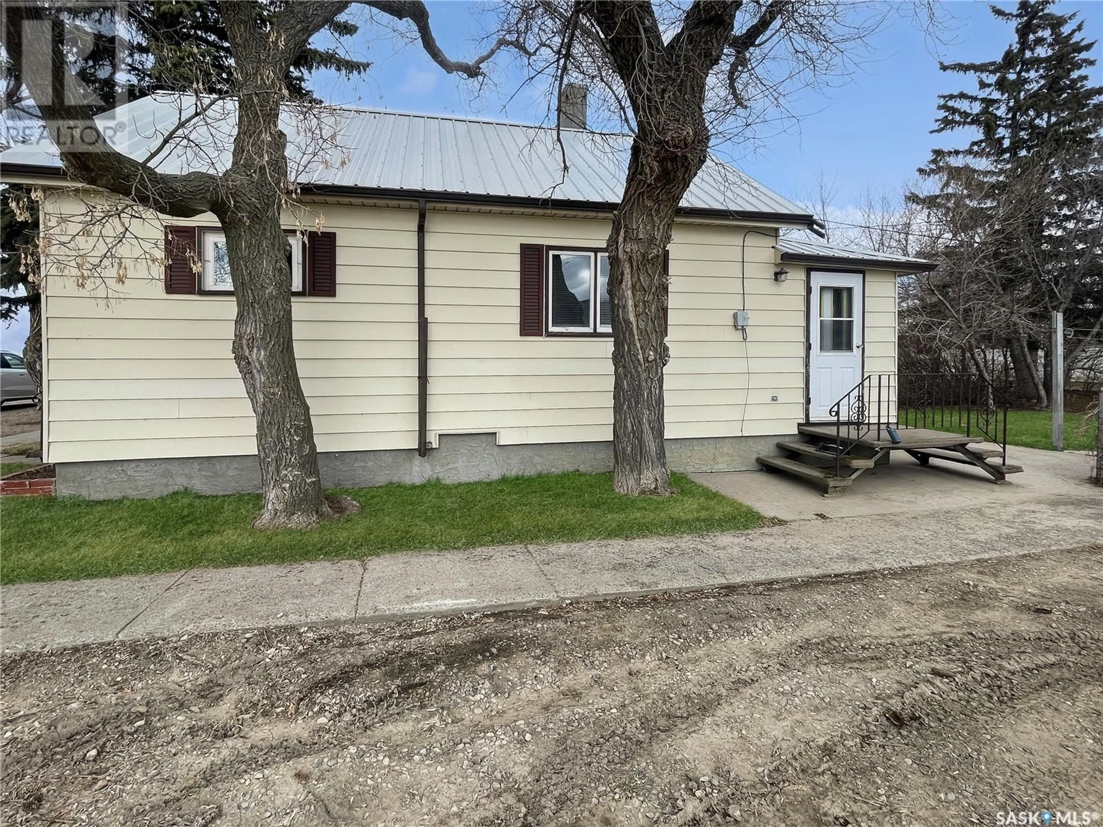 A pic from outside/outdoor area/front of a property/back of a property/a pic from drone, street for 239 RAILWAY AVENUE, Vibank Saskatchewan S0G4Y0