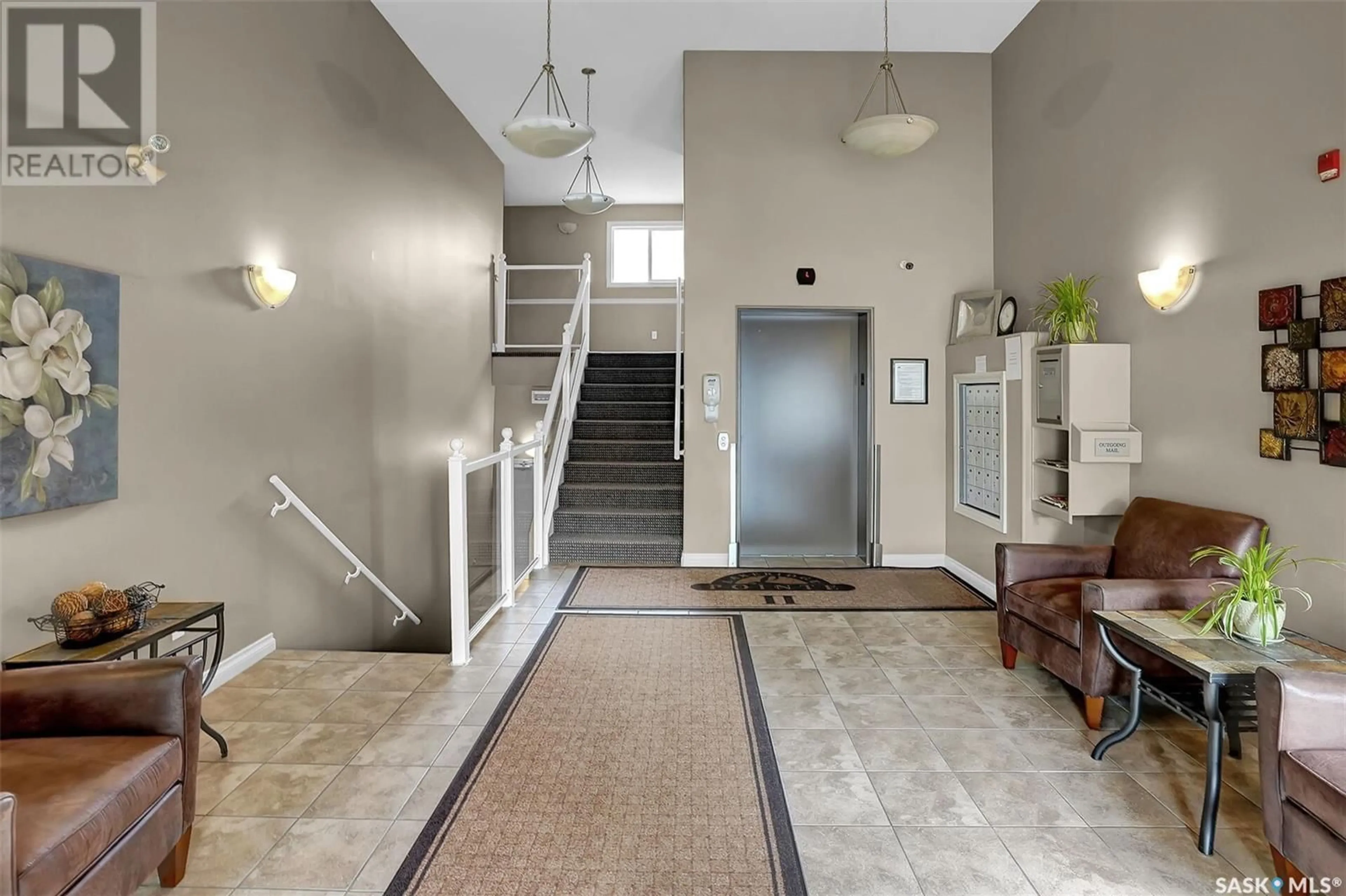 Indoor foyer for 304 4441 NICURITY DRIVE, Regina Saskatchewan S4X0E4