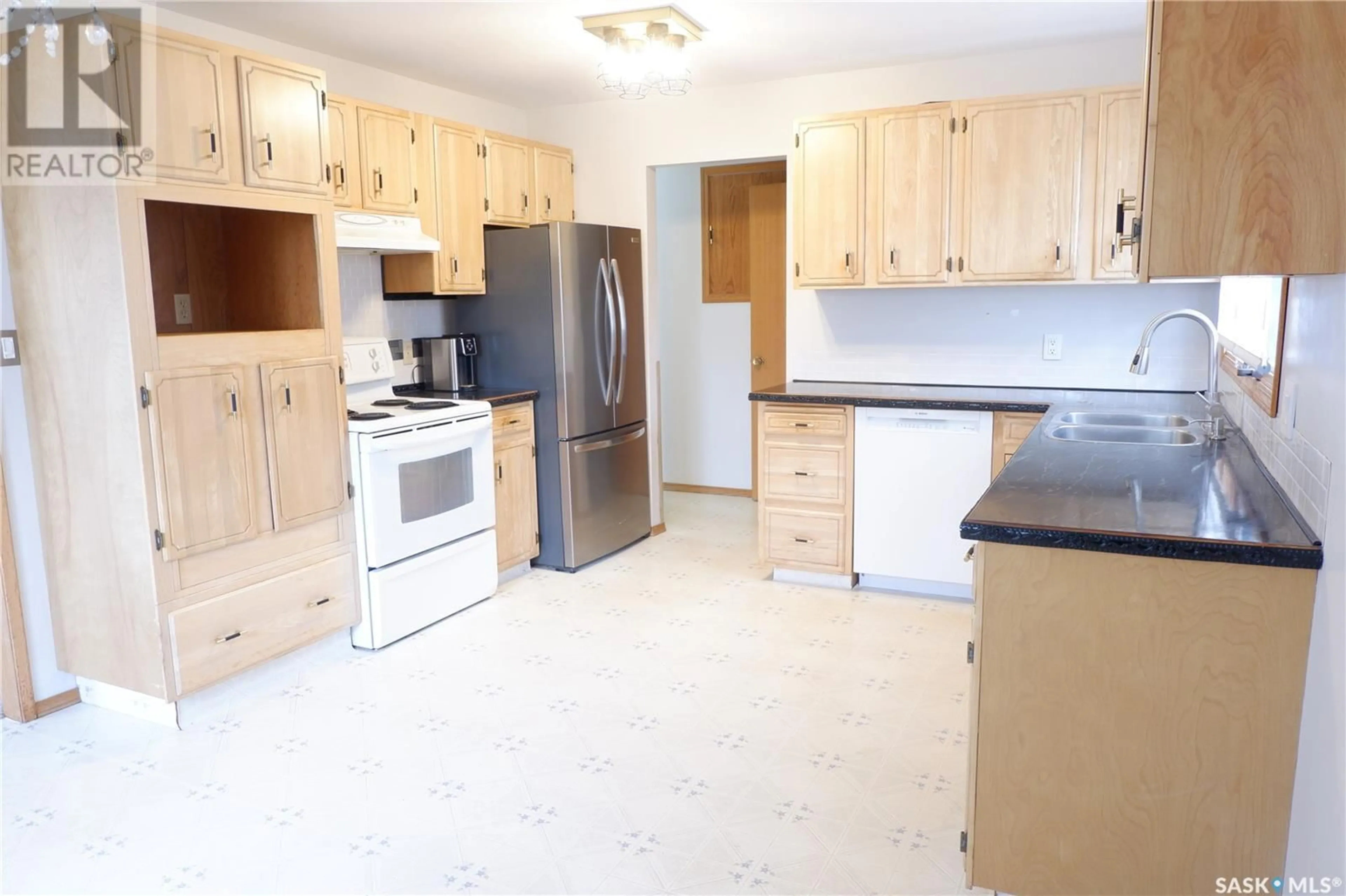 Standard kitchen, unknown for 502 6TH AVENUE, Assiniboia Saskatchewan S0H0B0
