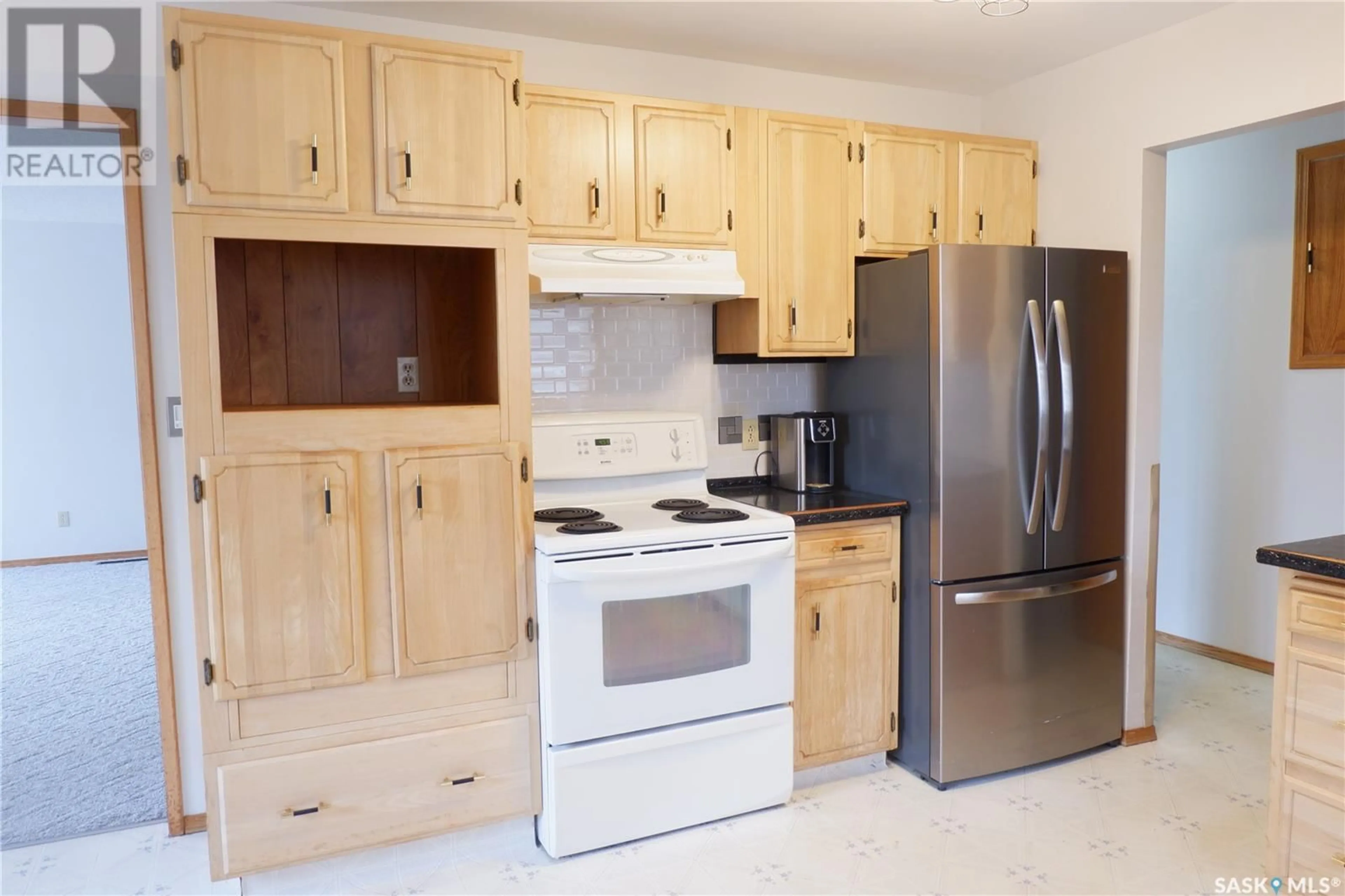 Standard kitchen, wood/laminate floor for 502 6TH AVENUE, Assiniboia Saskatchewan S0H0B0