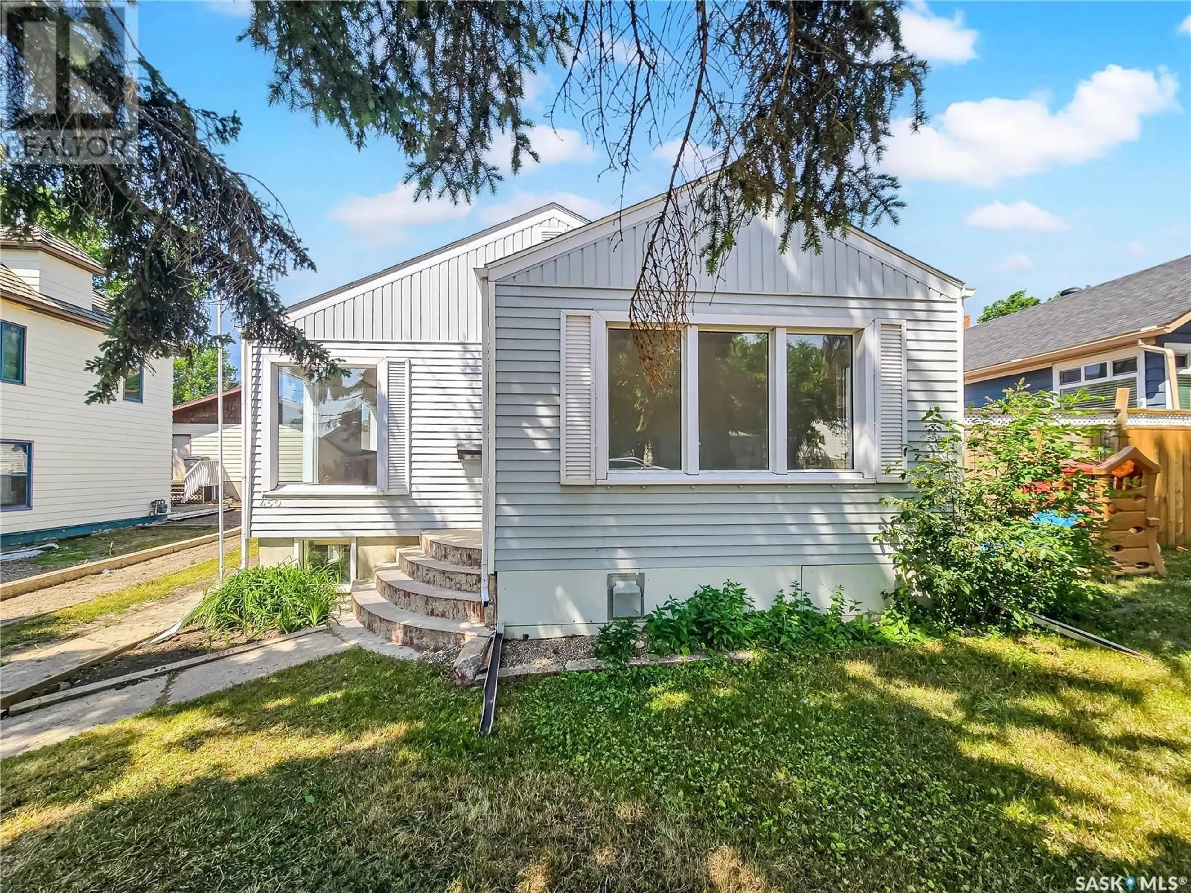 Home with vinyl exterior material, street for 450 CENTRAL AVENUE, Swift Current Saskatchewan S9H0L7