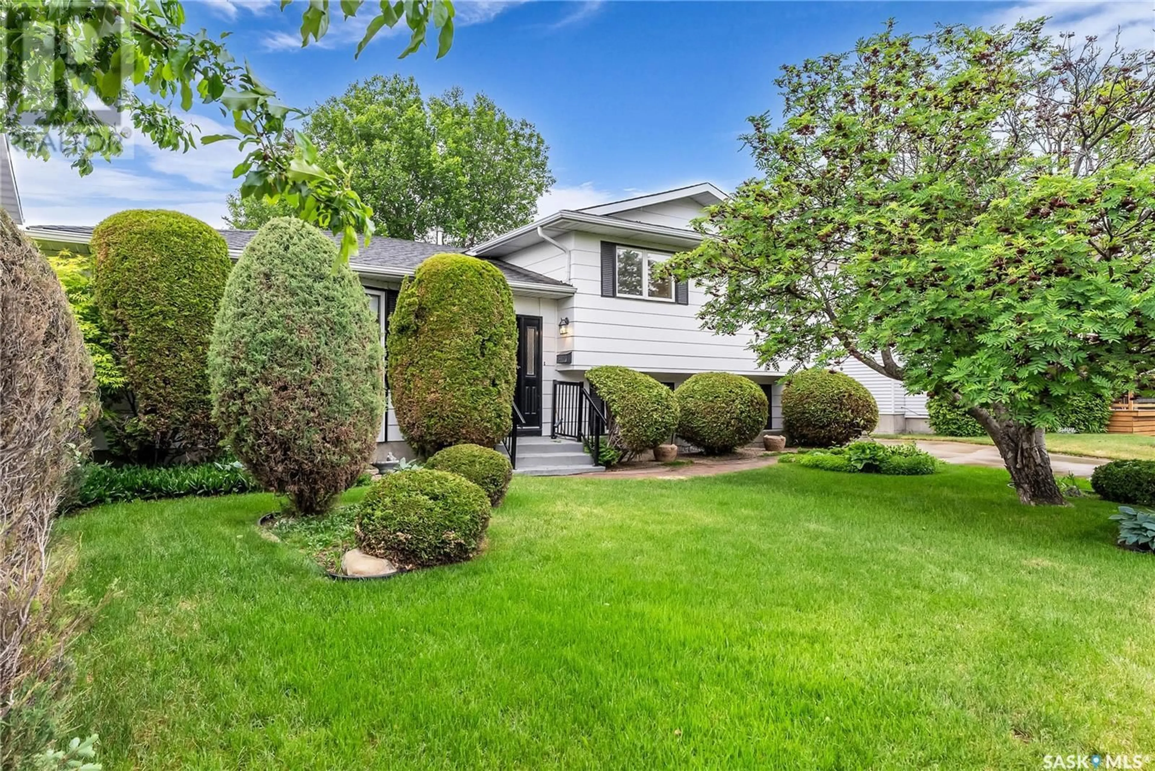Home with vinyl exterior material, street for 226 AULD CRESCENT, Saskatoon Saskatchewan S7H4W9