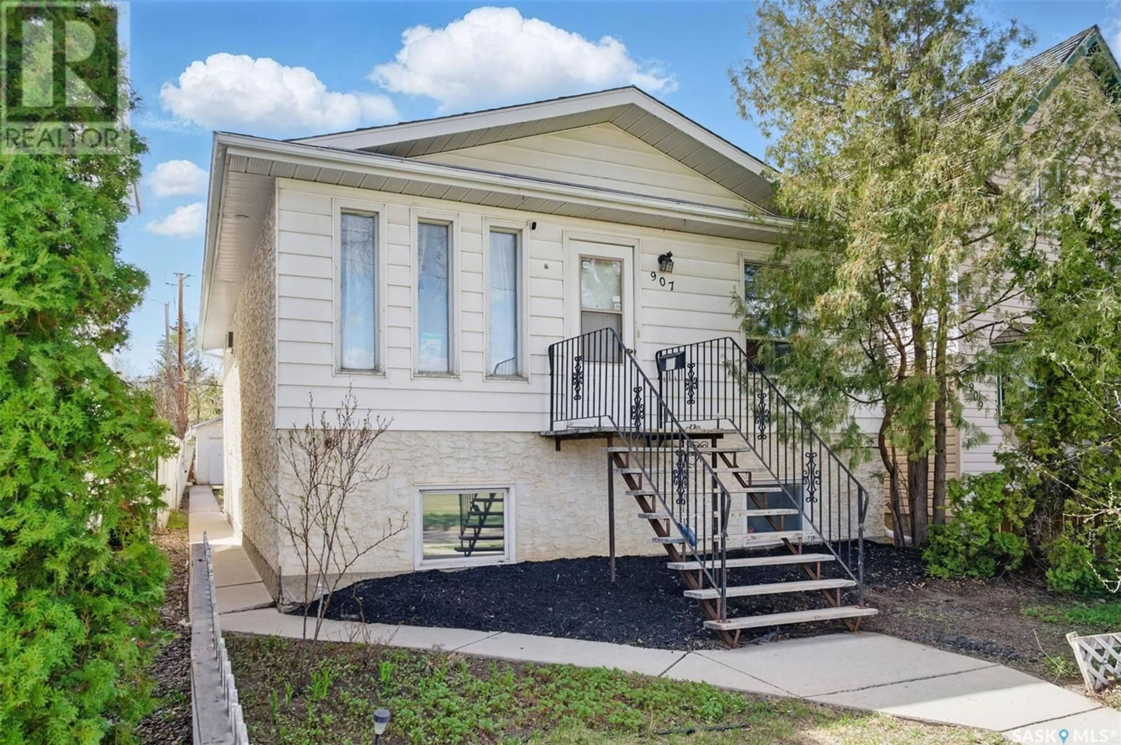 Home with vinyl exterior material, street for 907 C AVENUE, Saskatoon Saskatchewan S7L1J9