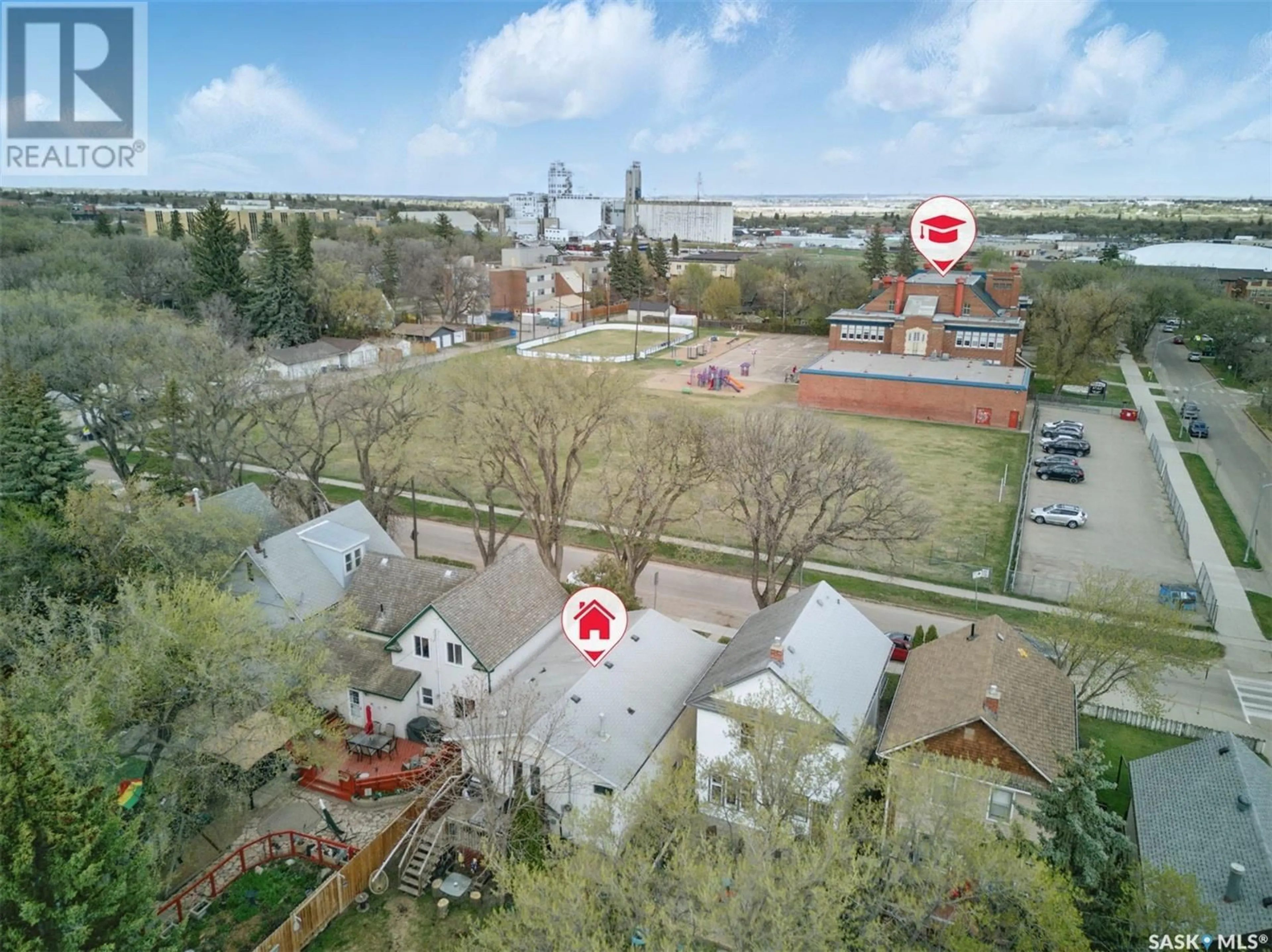 A pic from outside/outdoor area/front of a property/back of a property/a pic from drone, city buildings view from balcony for 907 C AVENUE, Saskatoon Saskatchewan S7L1J9