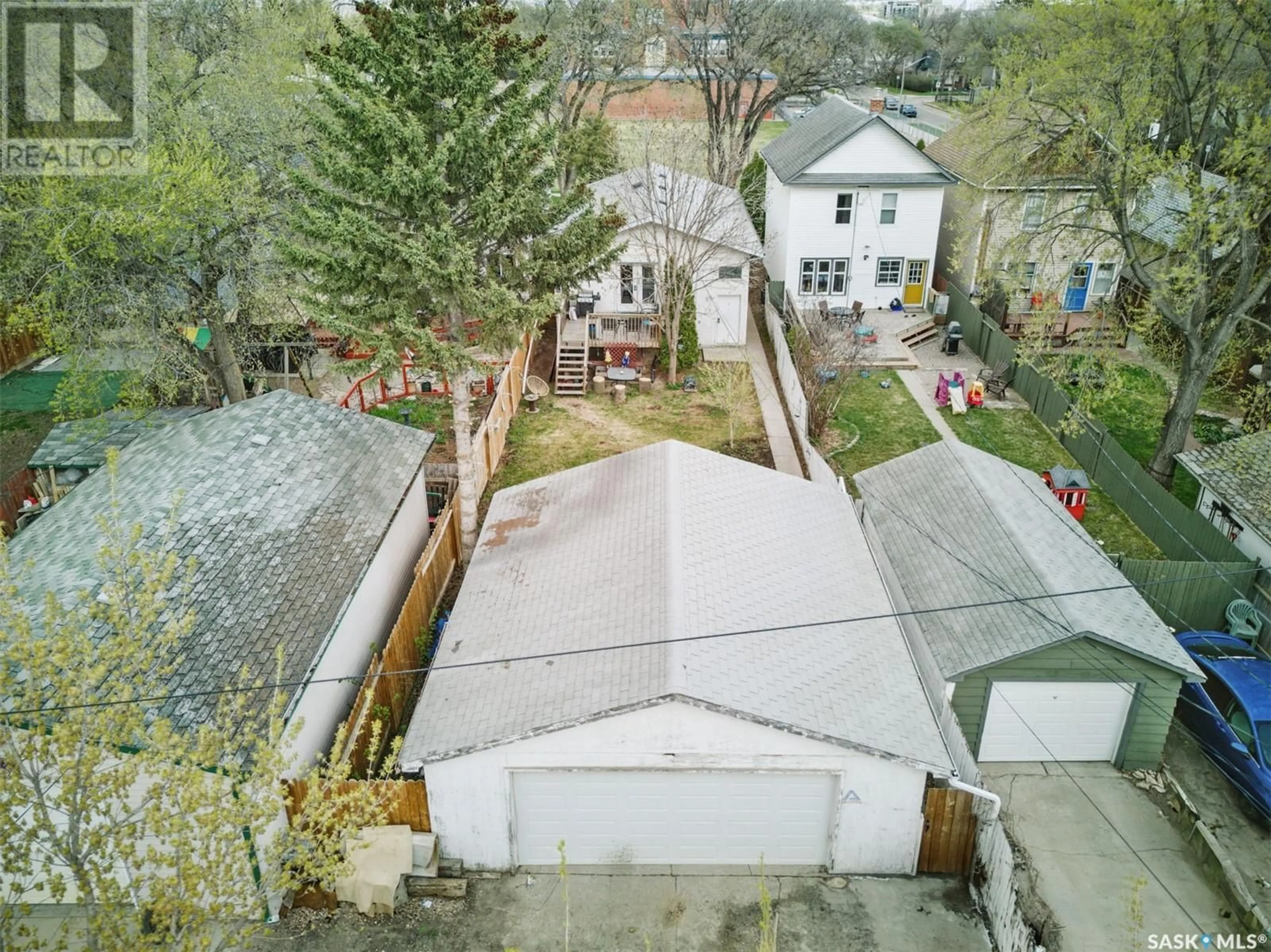 A pic from outside/outdoor area/front of a property/back of a property/a pic from drone, street for 907 C AVENUE, Saskatoon Saskatchewan S7L1J9