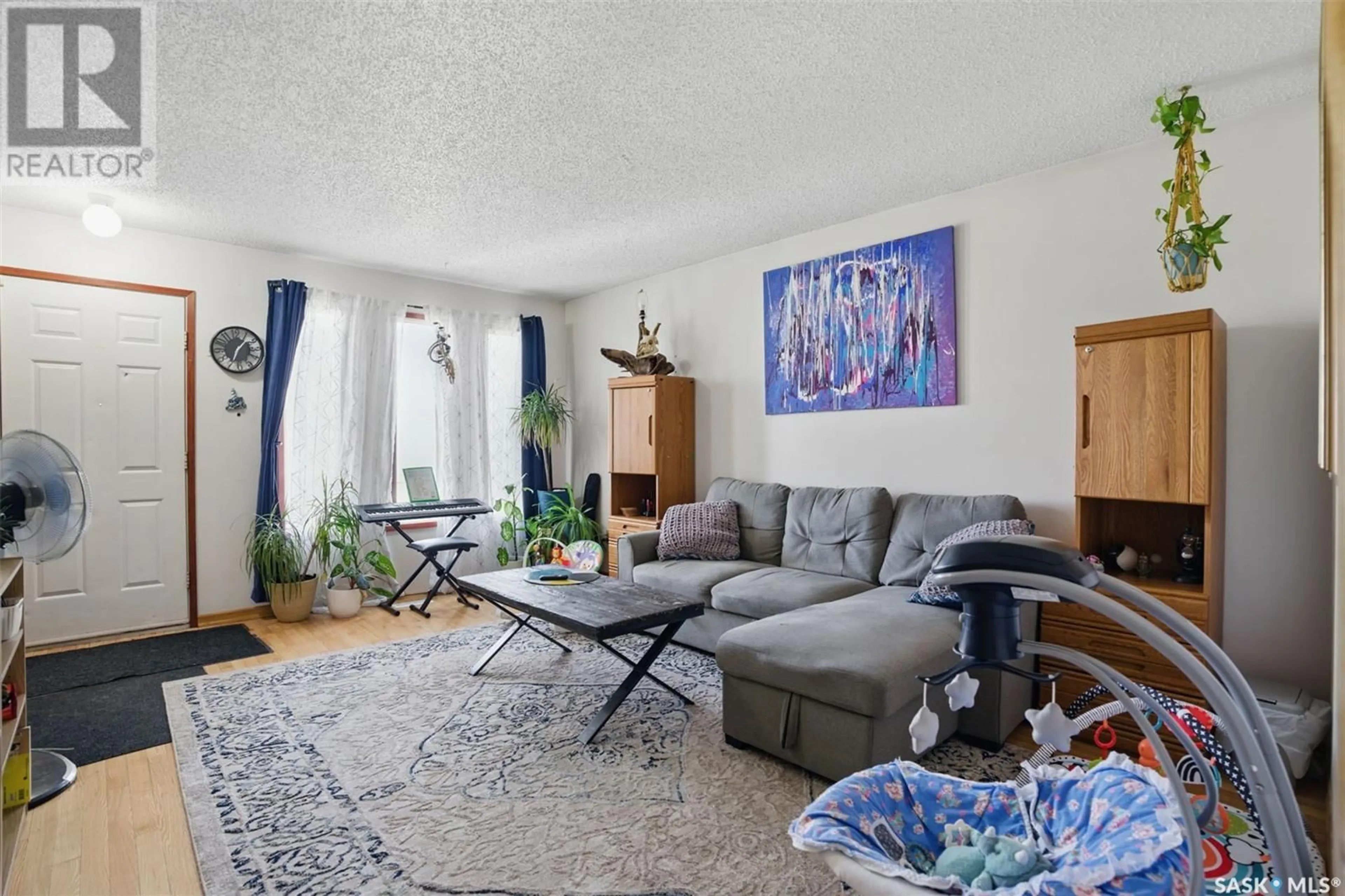 Living room with furniture, unknown for 907 C AVENUE, Saskatoon Saskatchewan S7L1J9