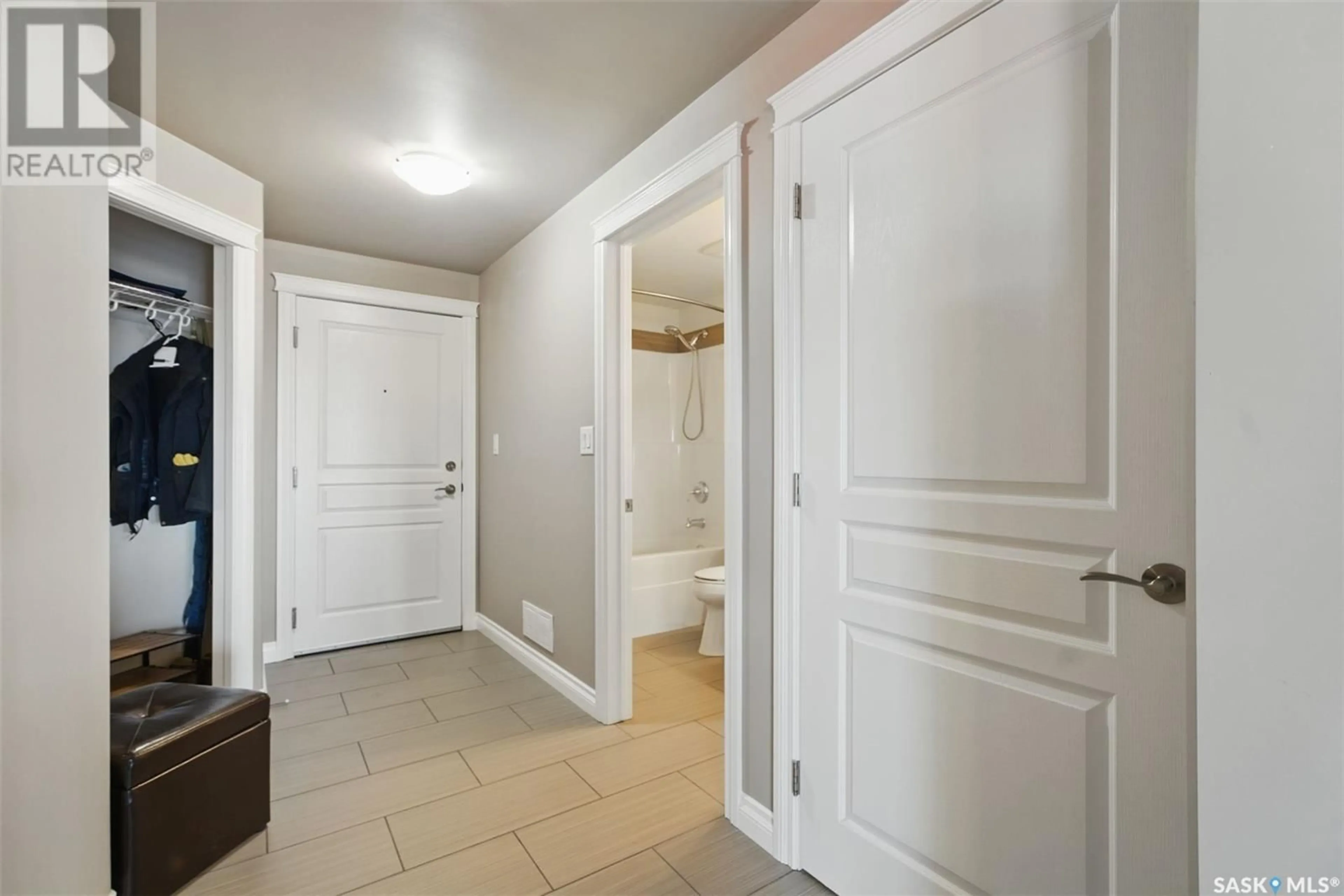 Indoor entryway for 412 - 305 WILLOWGROVE SQUARE, Saskatoon Saskatchewan S7W0T2