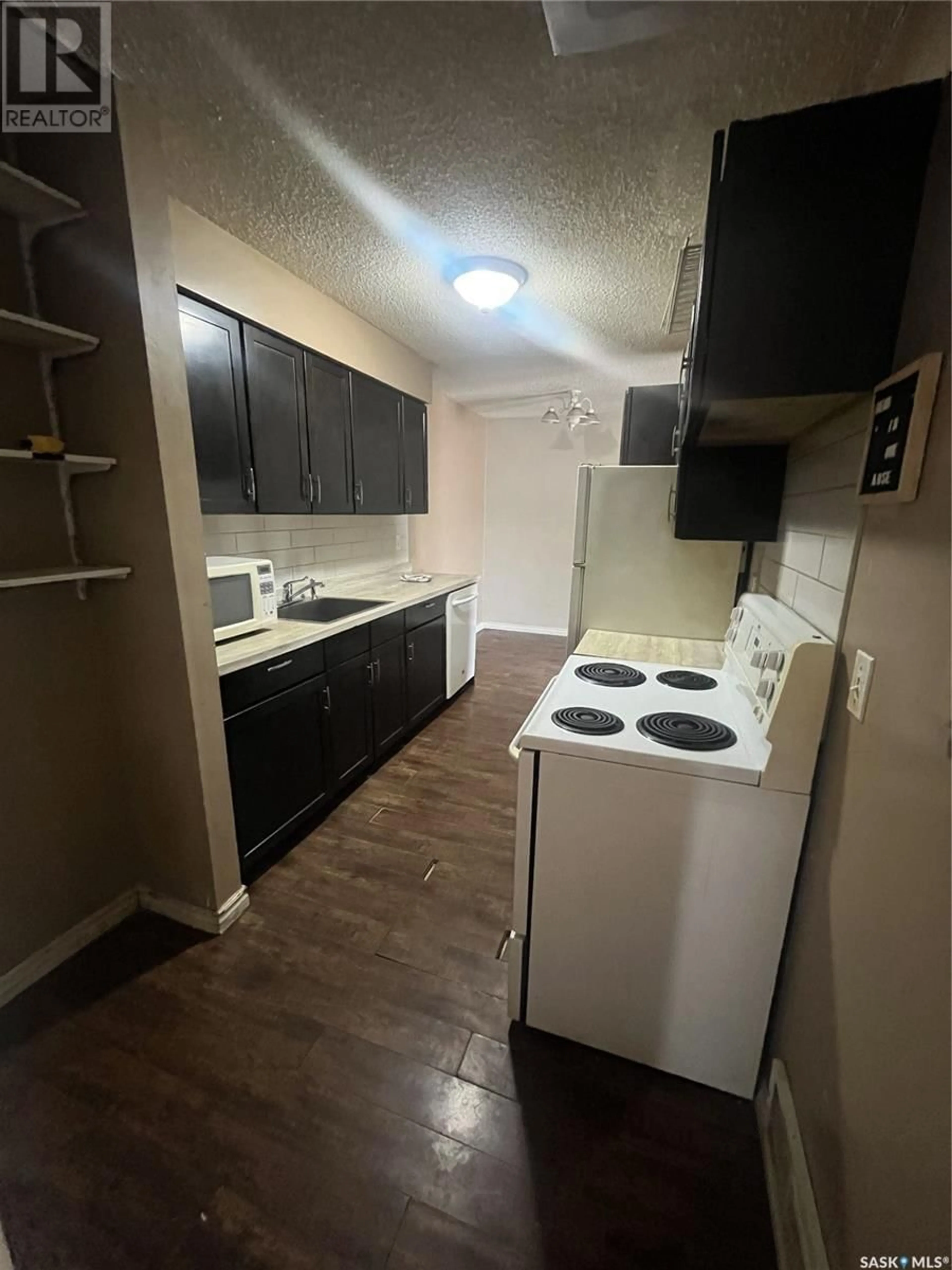 Standard kitchen, unknown for 4178 CASTLE ROAD, Regina Saskatchewan S4S6A4