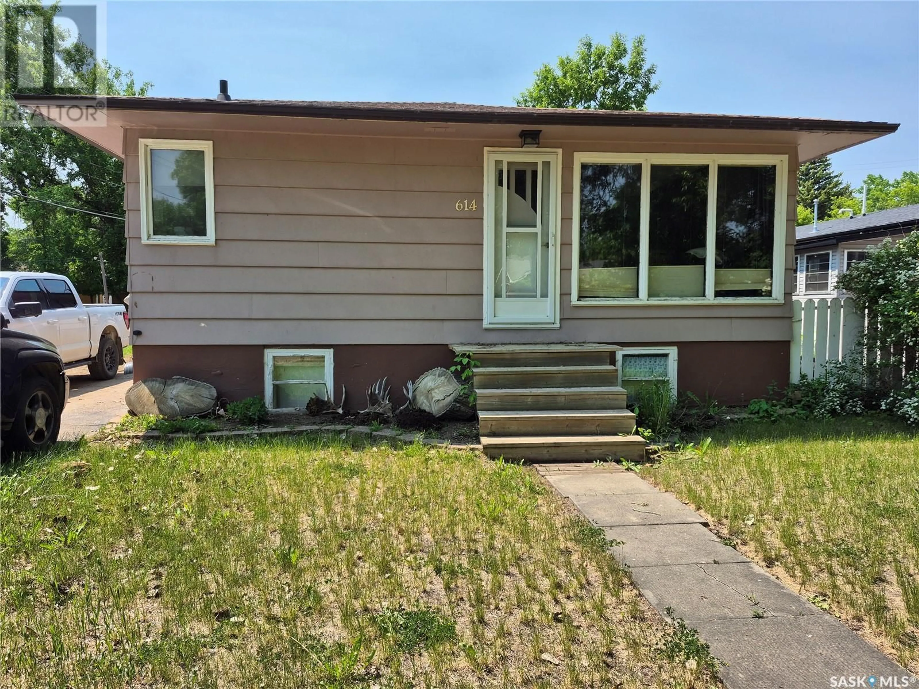 Home with vinyl exterior material, street for 614 MANN AVENUE, Radville Saskatchewan S0C2G0