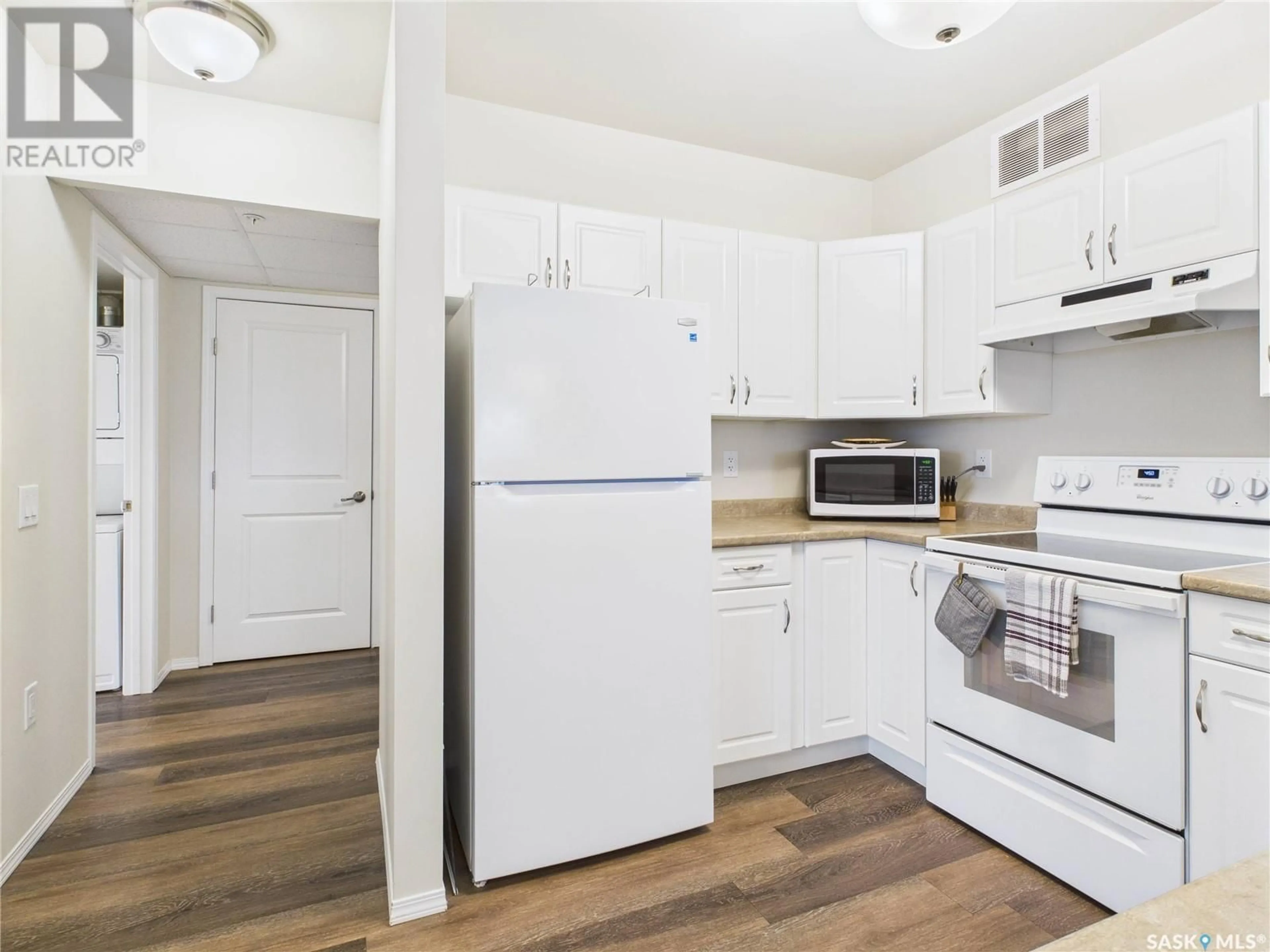 Standard kitchen, unknown for 220 GUY DRIVE, Prince Albert Saskatchewan S6X0B4