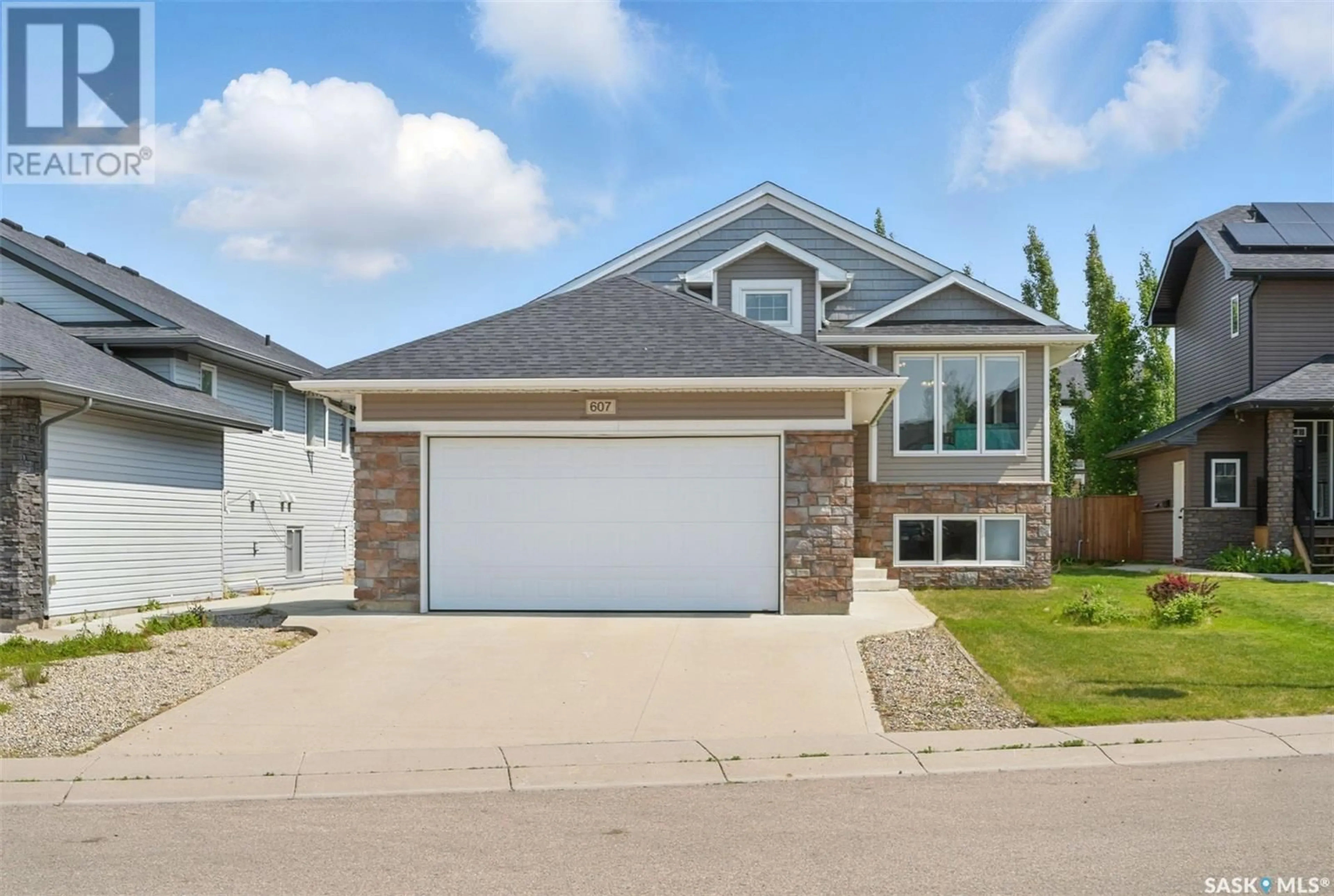 Home with vinyl exterior material, street for 607 PRINGLE BEND, Saskatoon Saskatchewan S7T0S7