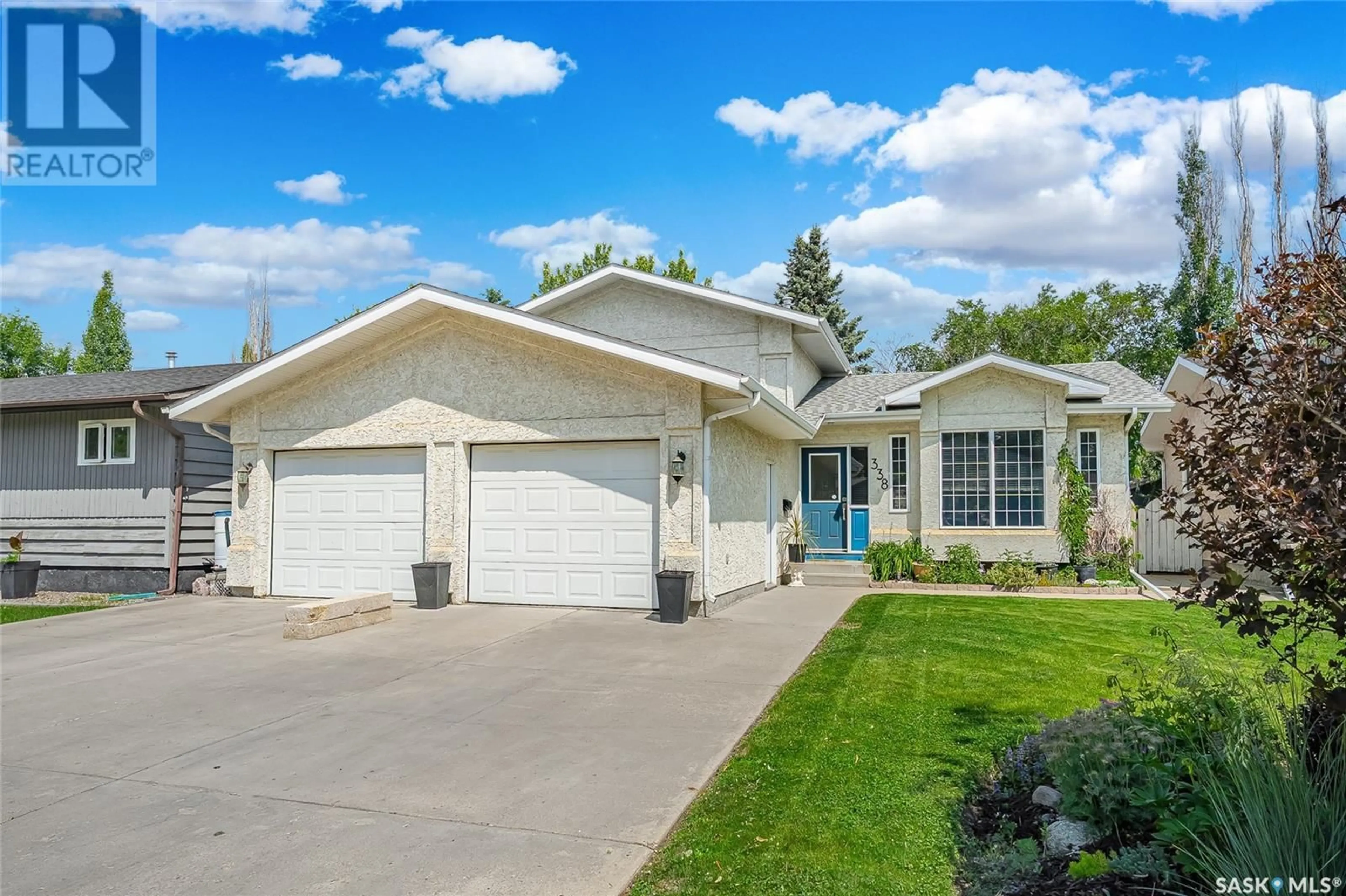 Home with vinyl exterior material, street for 338 WEDGE ROAD, Saskatoon Saskatchewan S7L6G2