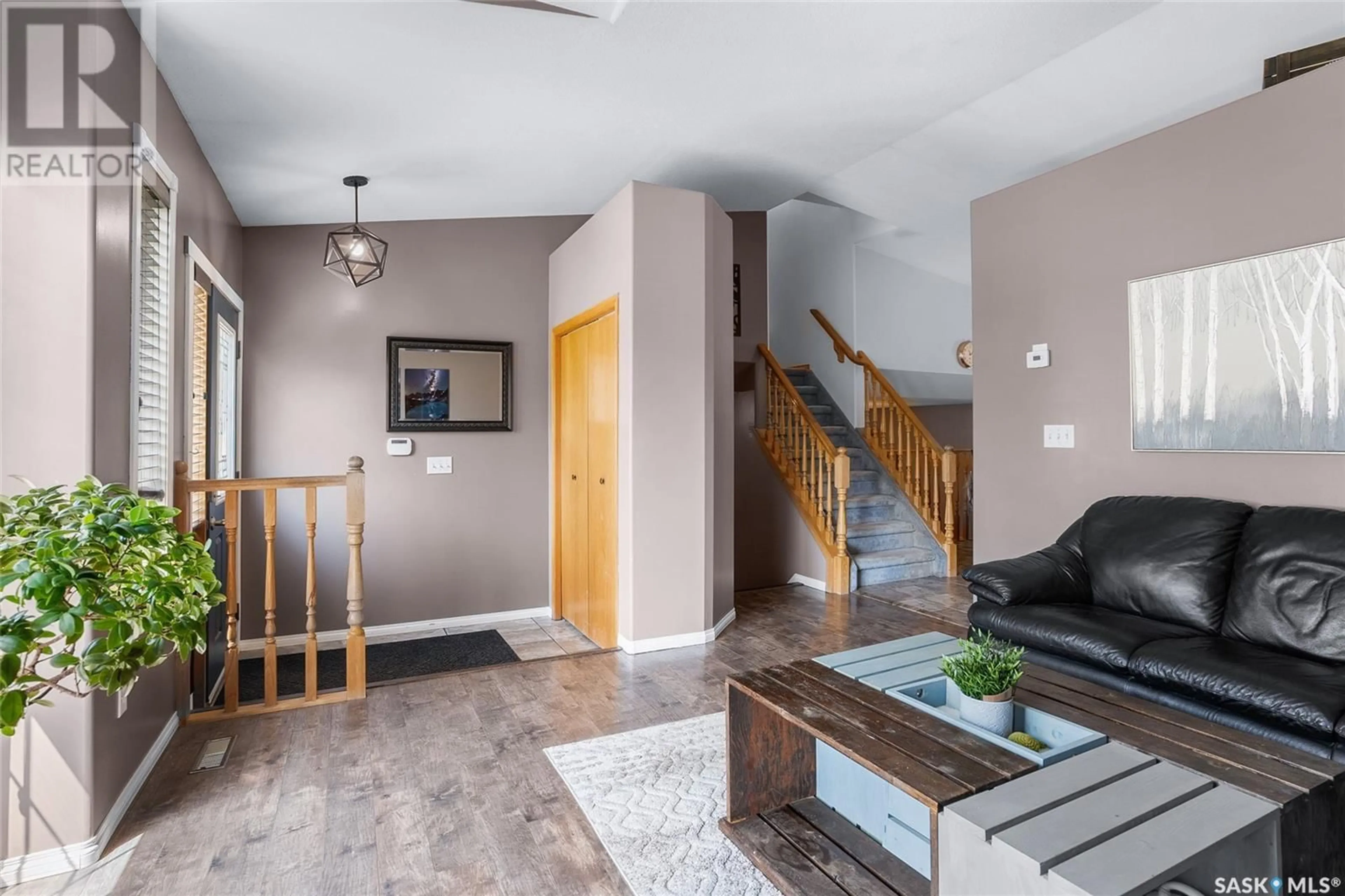 Indoor foyer for 338 WEDGE ROAD, Saskatoon Saskatchewan S7L6G2
