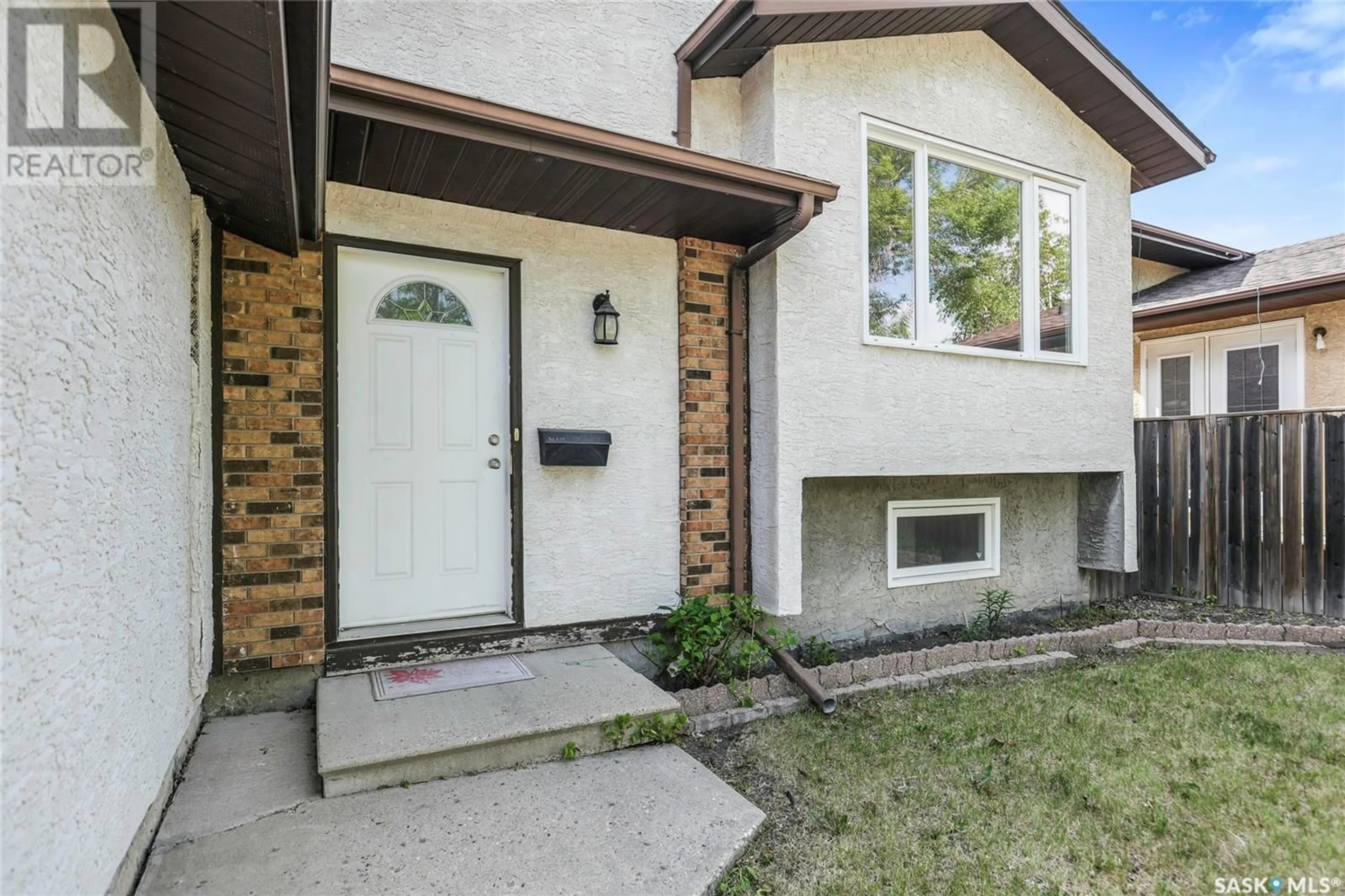 Home with vinyl exterior material, street for 1074 MIDDLETON CRESCENT, Regina Saskatchewan S4N7B4