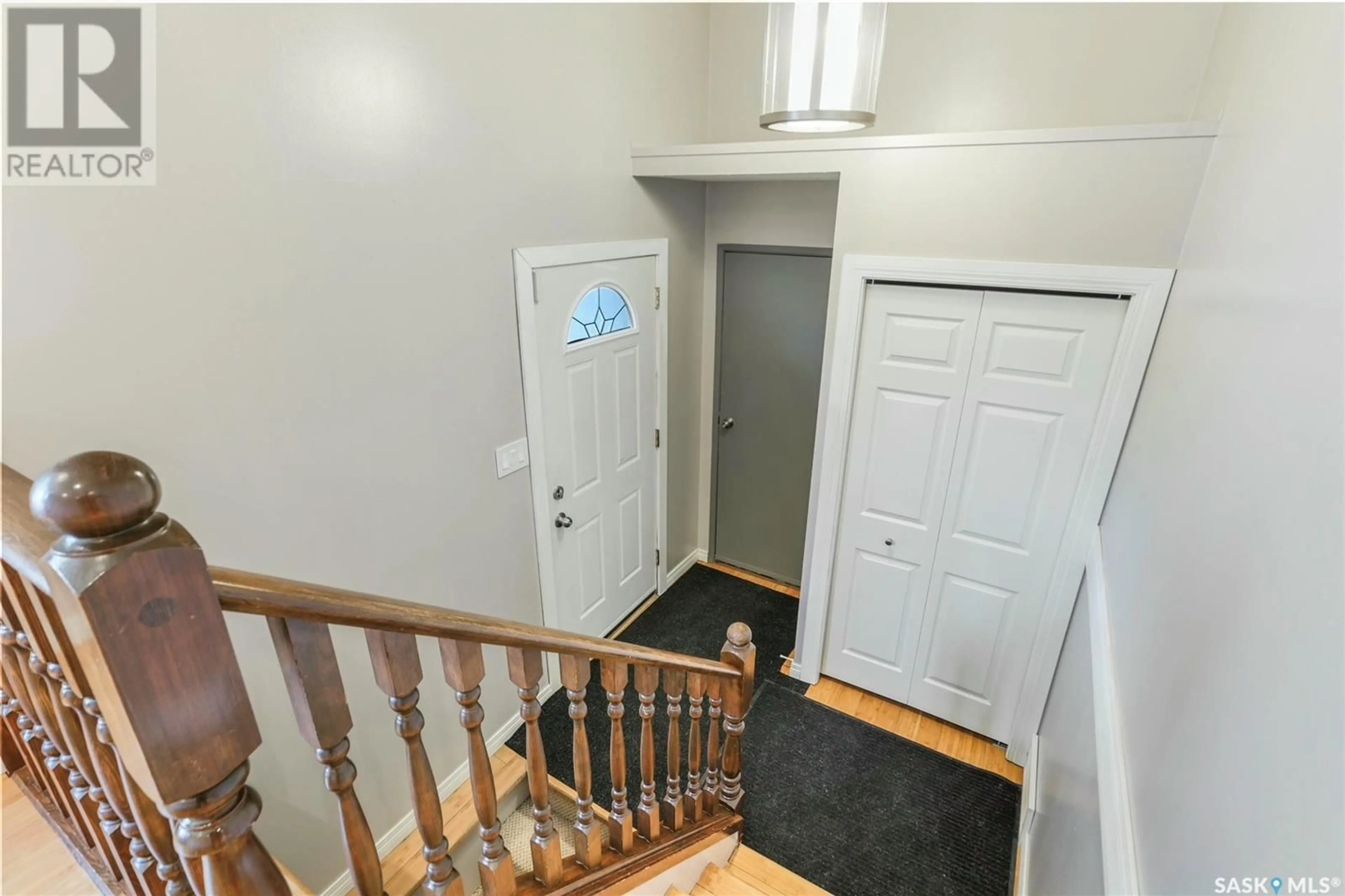 Indoor foyer for 1074 MIDDLETON CRESCENT, Regina Saskatchewan S4N7B4