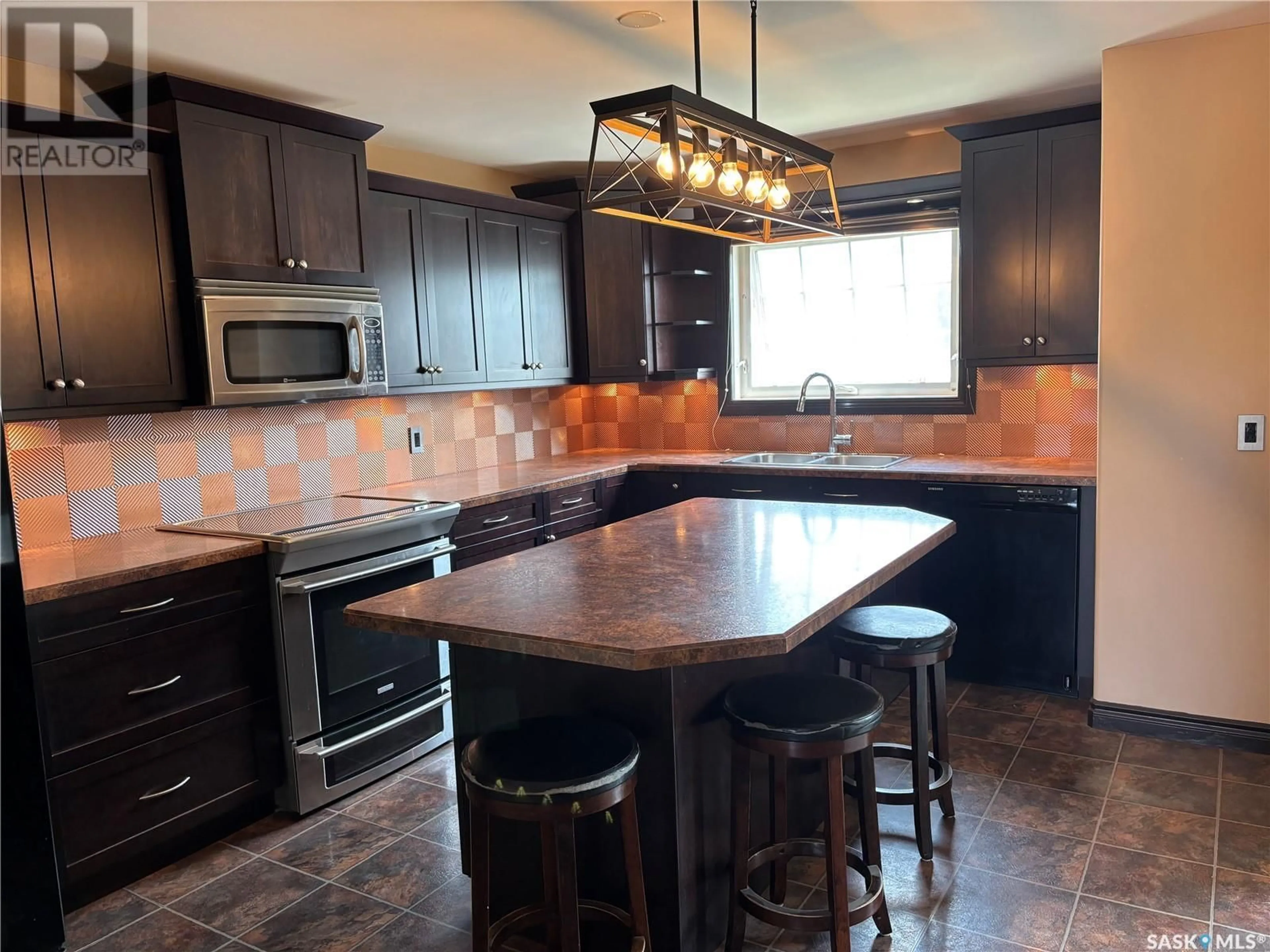 Open concept kitchen, ceramic/tile floor for 400 TORONTO STREET, Regina Saskatchewan S4R1M4