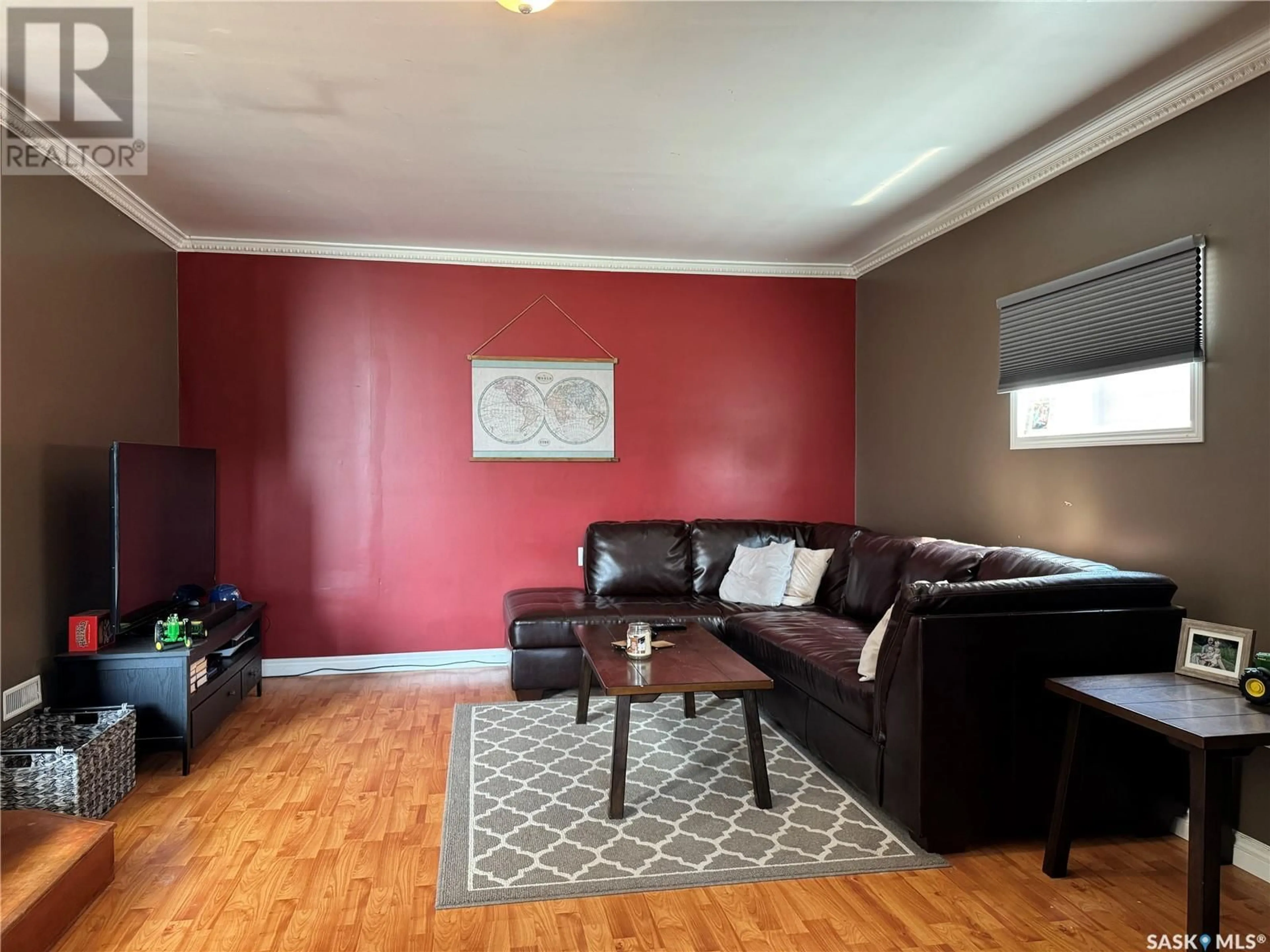 Living room with furniture, wood/laminate floor for 410 6TH STREET, Wynyard Saskatchewan S0A4T0