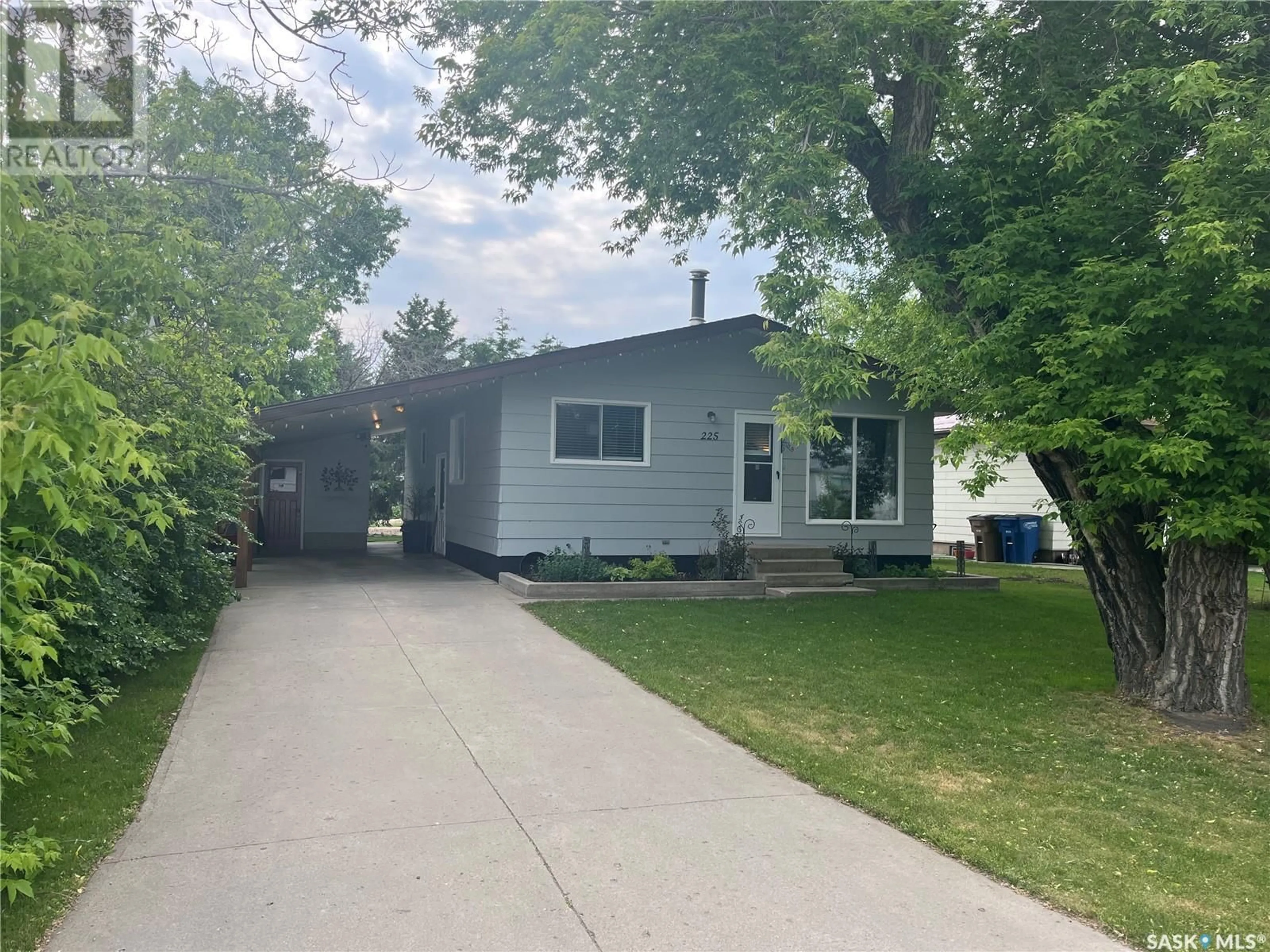 Home with vinyl exterior material, street for 225 1ST STREET, Wadena Saskatchewan S0A4J0