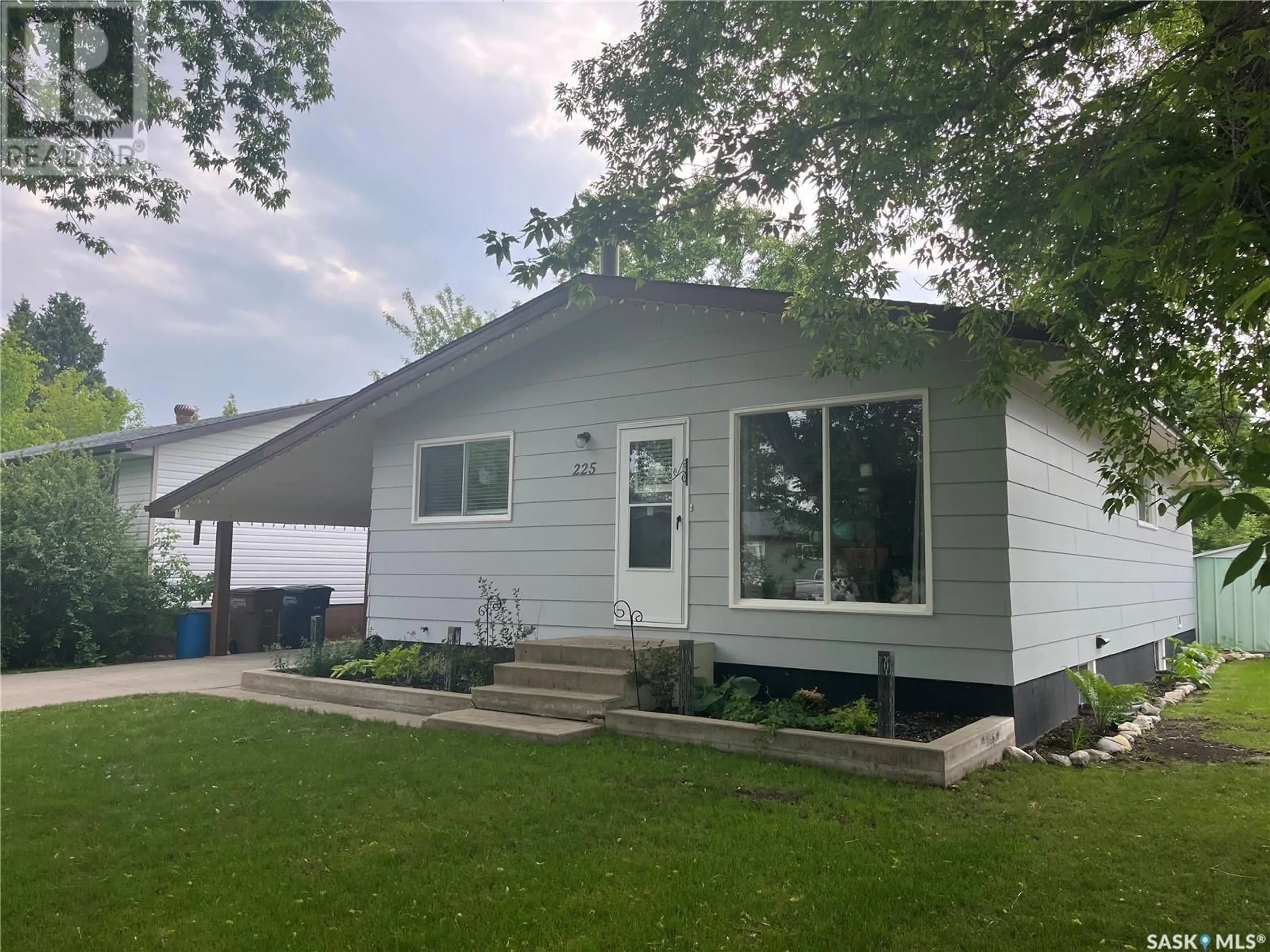 Home with vinyl exterior material, street for 225 1ST STREET, Wadena Saskatchewan S0A4J0