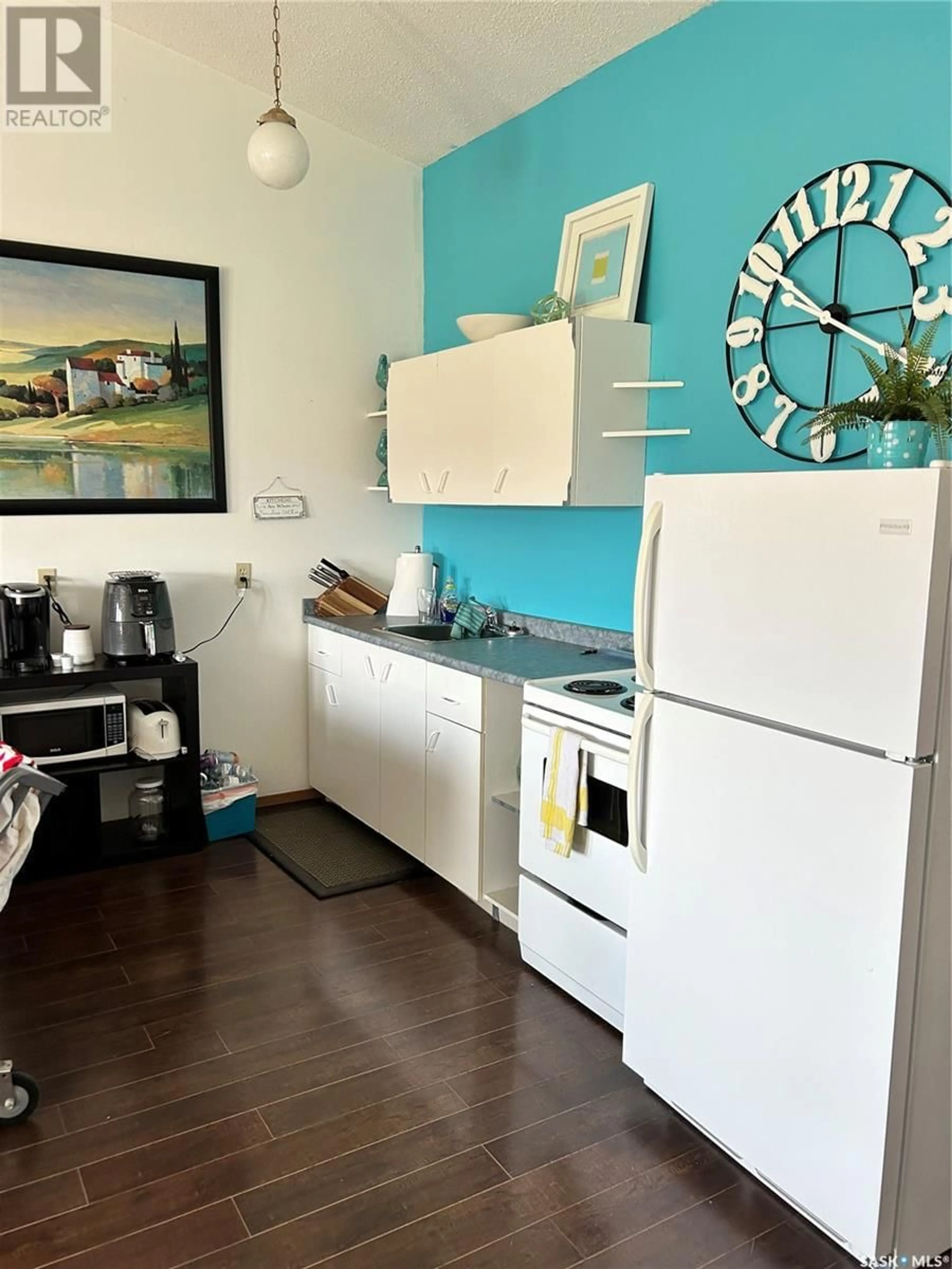 Standard kitchen, wood/laminate floor for 15 1250 AARO AVENUE, Elbow Saskatchewan S0H1J0