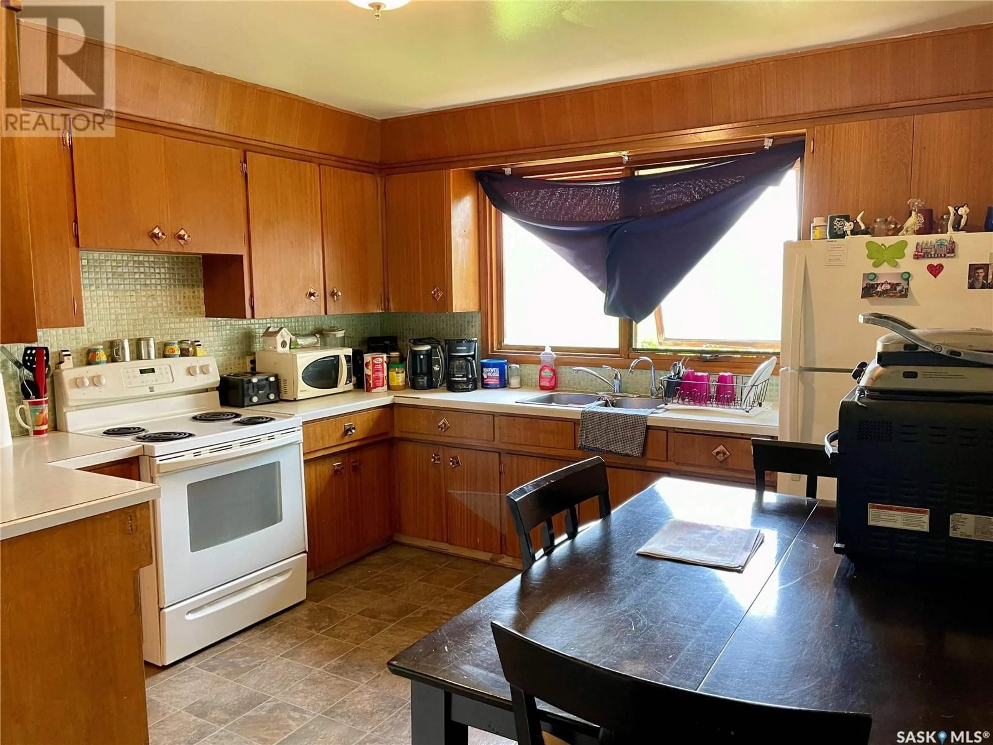 Standard kitchen, unknown for 25 - 27 CUSHING CRESCENT, Regina Saskatchewan S4N1V2