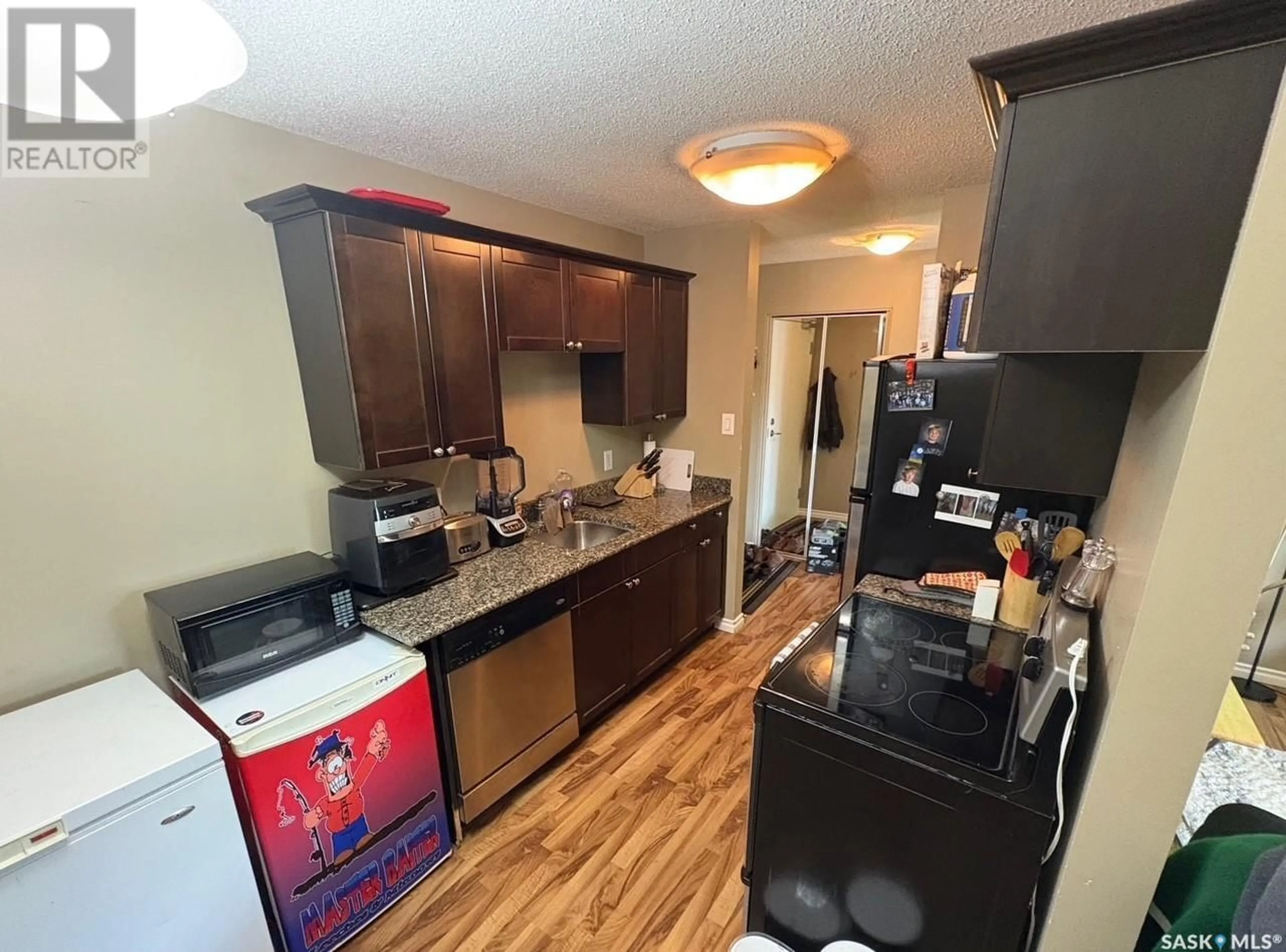 Standard kitchen, unknown for 10 176 ACADIA COURT, Saskatoon Saskatchewan S7H4C4