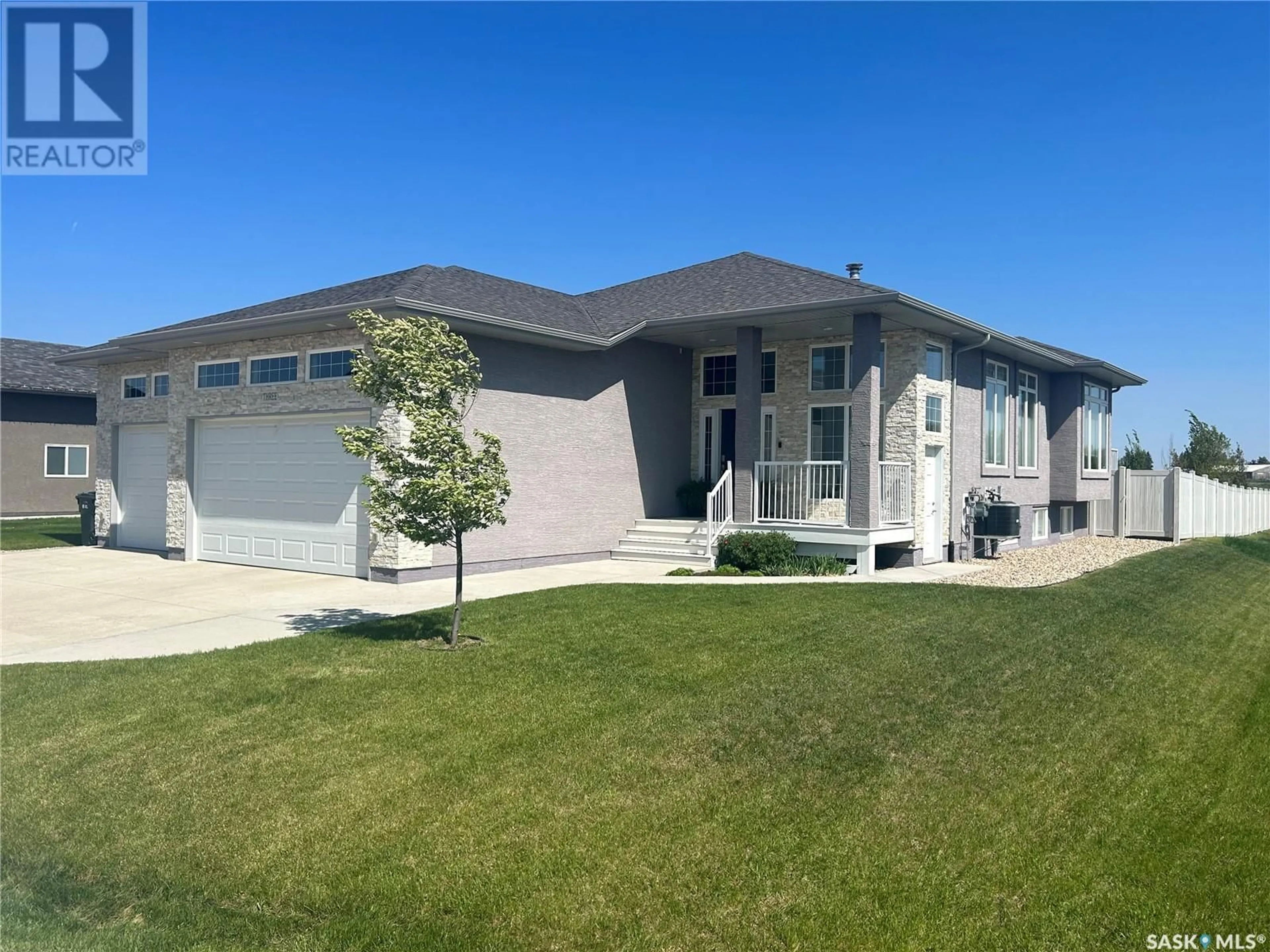 Home with vinyl exterior material, street for 3 MCKENZIE LANDING, White City Saskatchewan S4L0B2