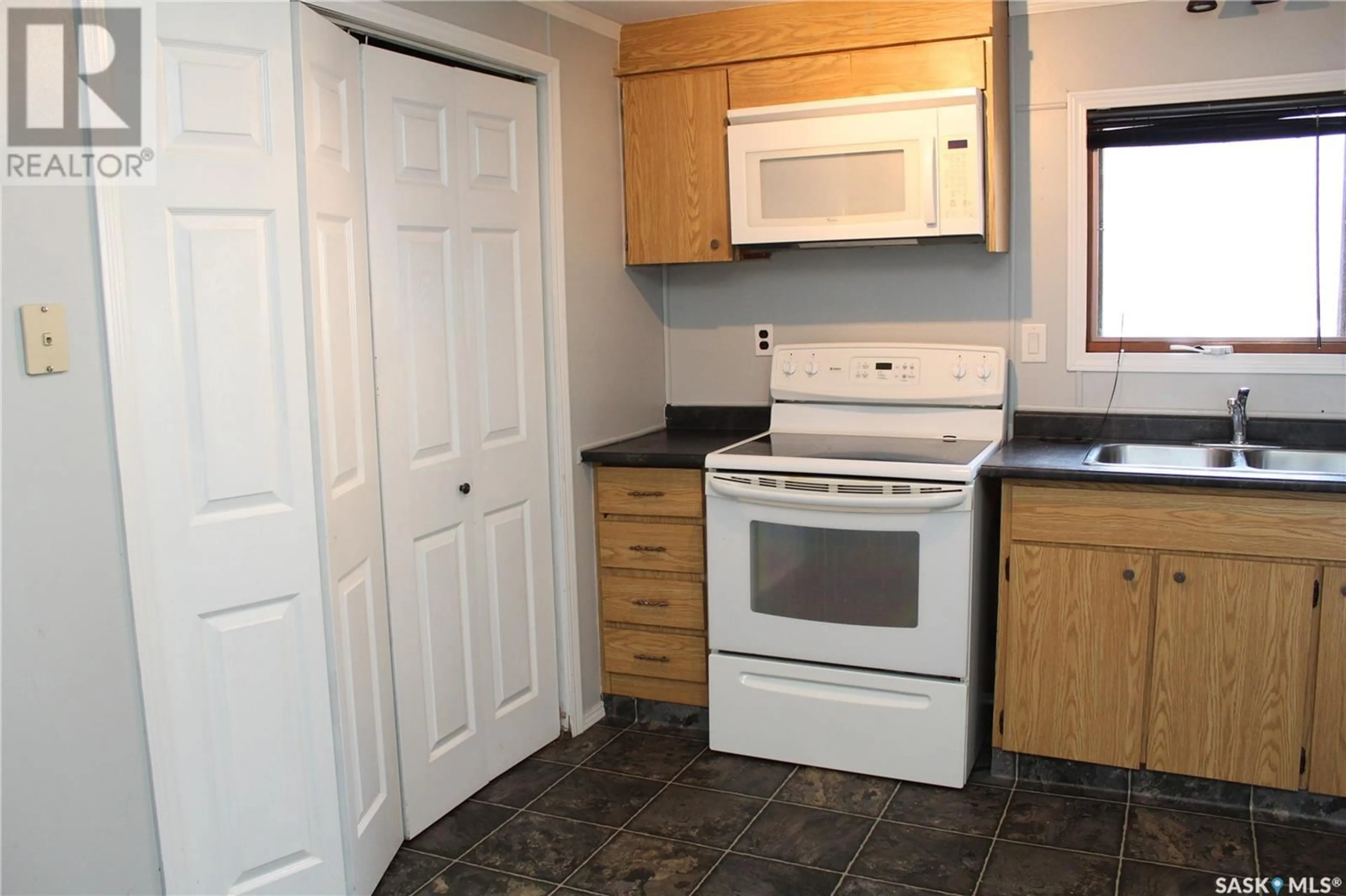 Standard kitchen, unknown for 702 4TH AVENUE, Cudworth Saskatchewan S0K1B0