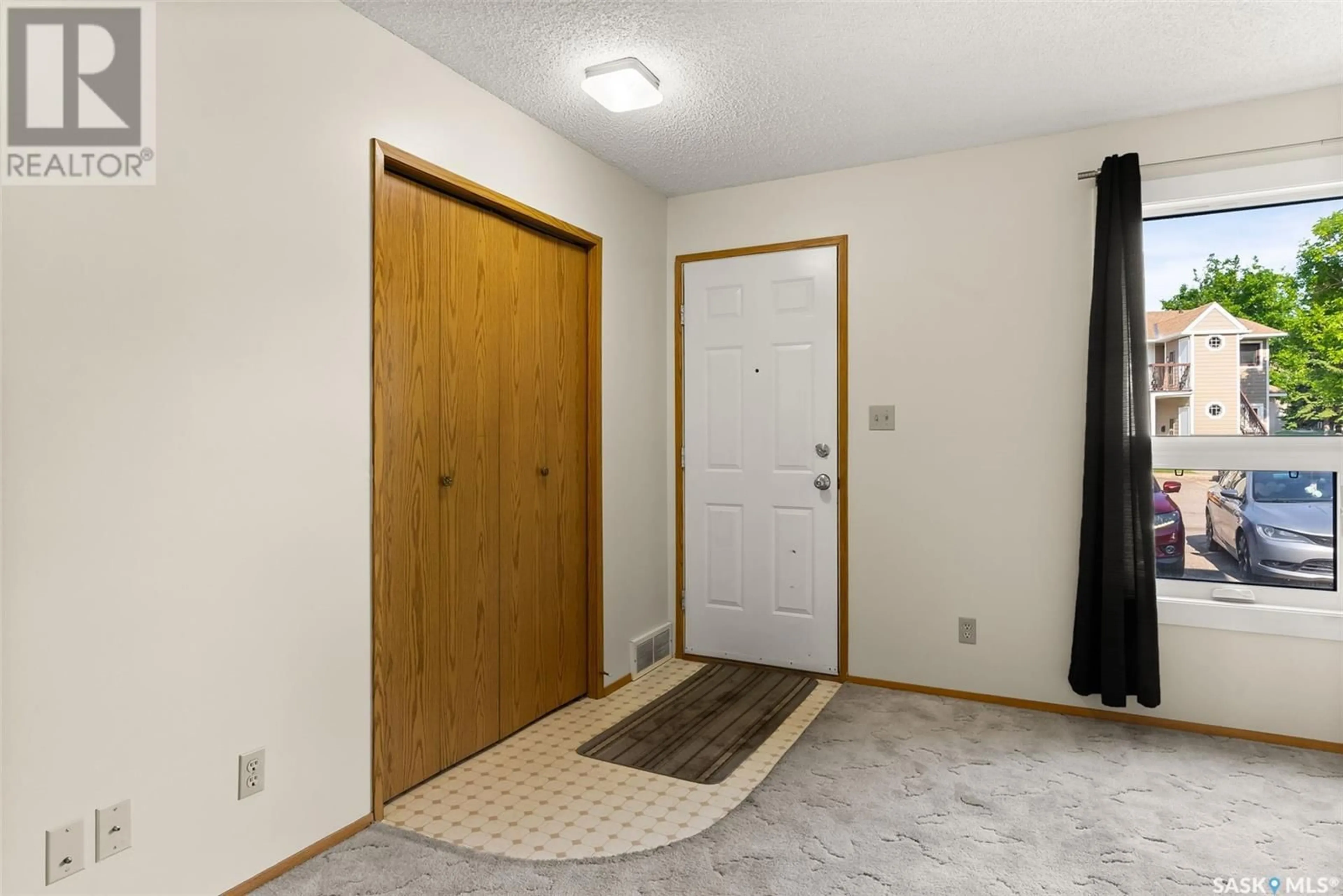 Indoor entryway for 142 CEDAR MEADOW DRIVE, Regina Saskatchewan S4X3L3
