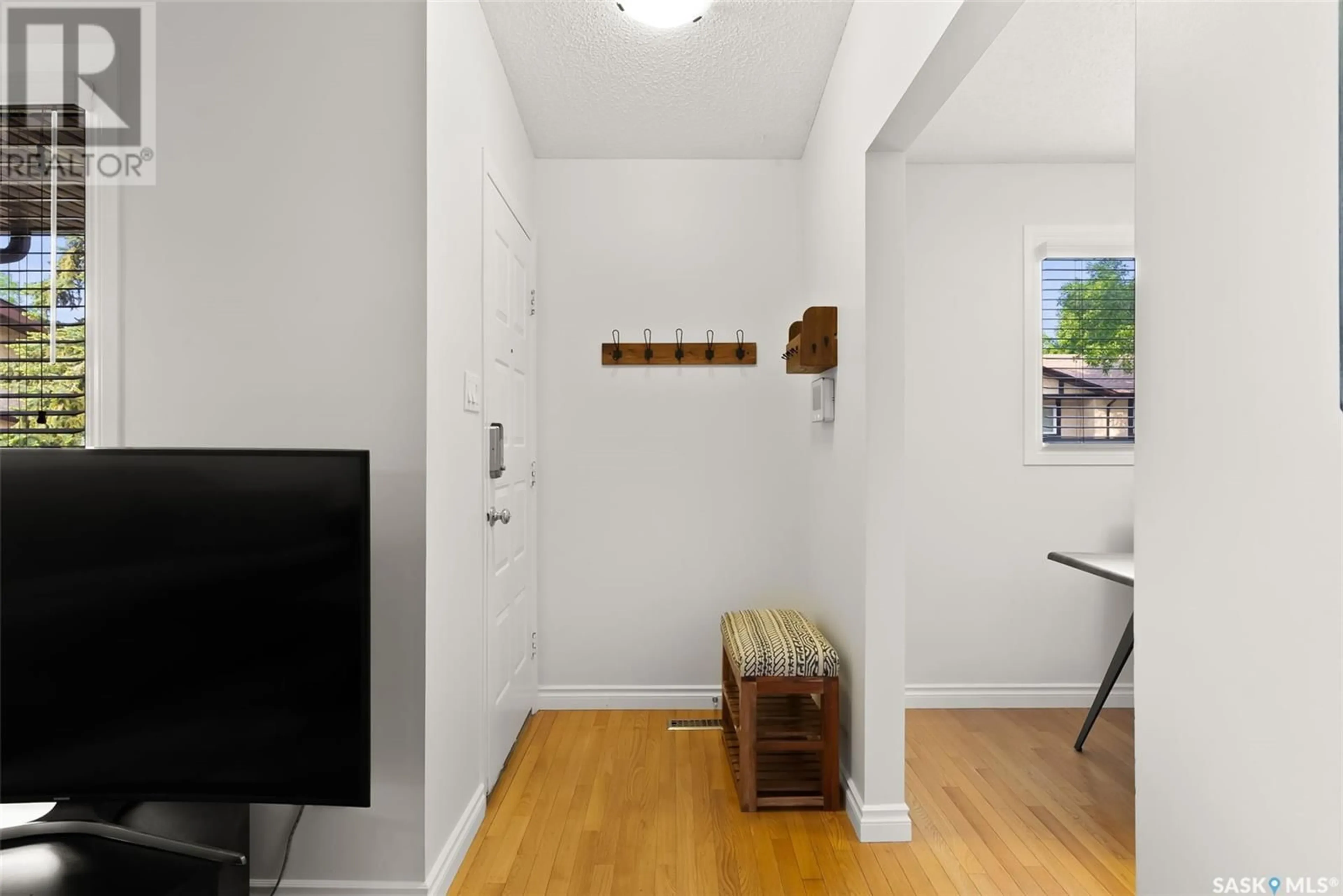Indoor entryway for 2756 MEADOW LANE, Regina Saskatchewan S4V1L6