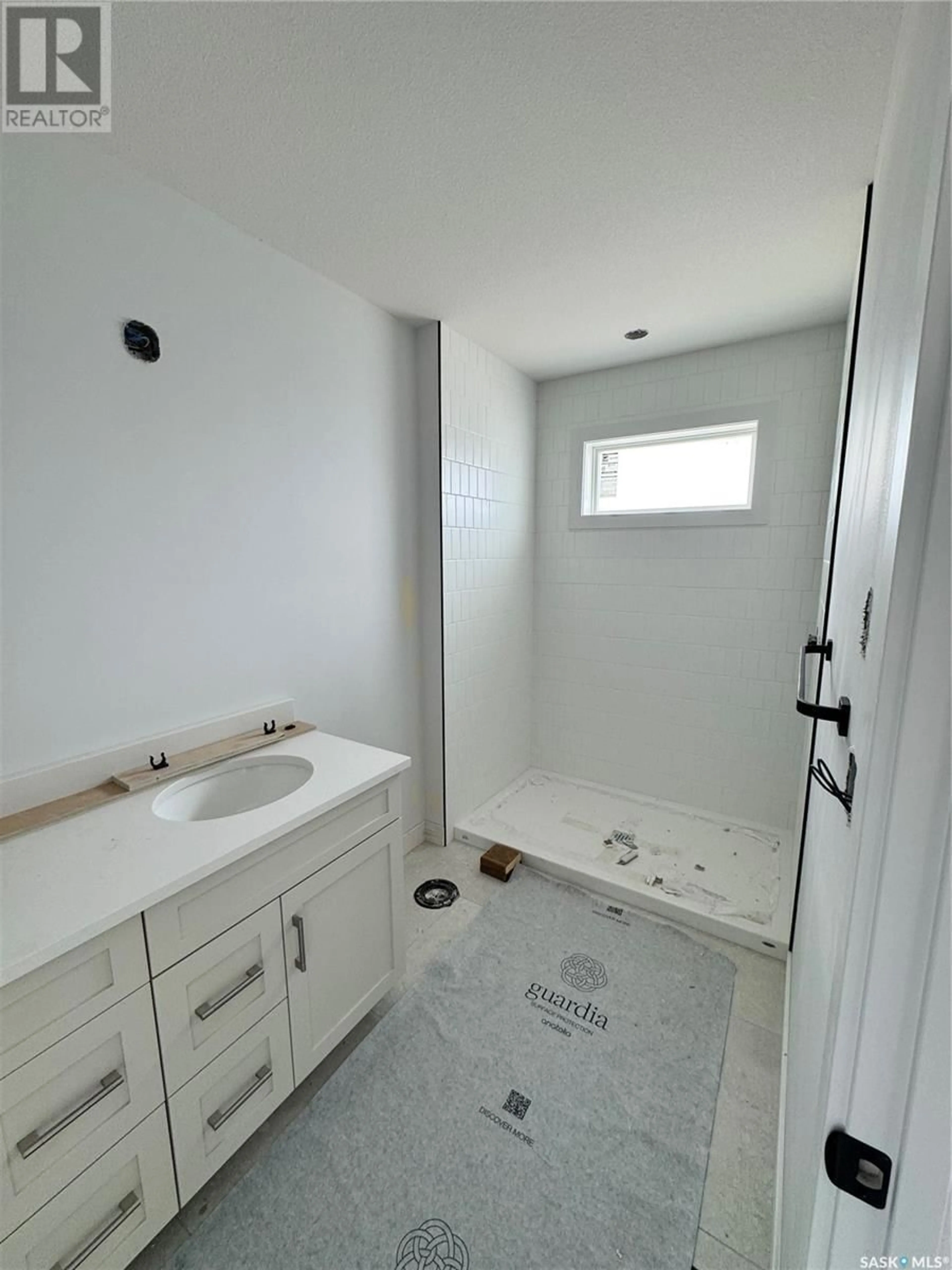 Contemporary bathroom, ceramic/tile floor for 114 HAVERSTOCK CRESCENT, Saskatoon Saskatchewan S7W1E2