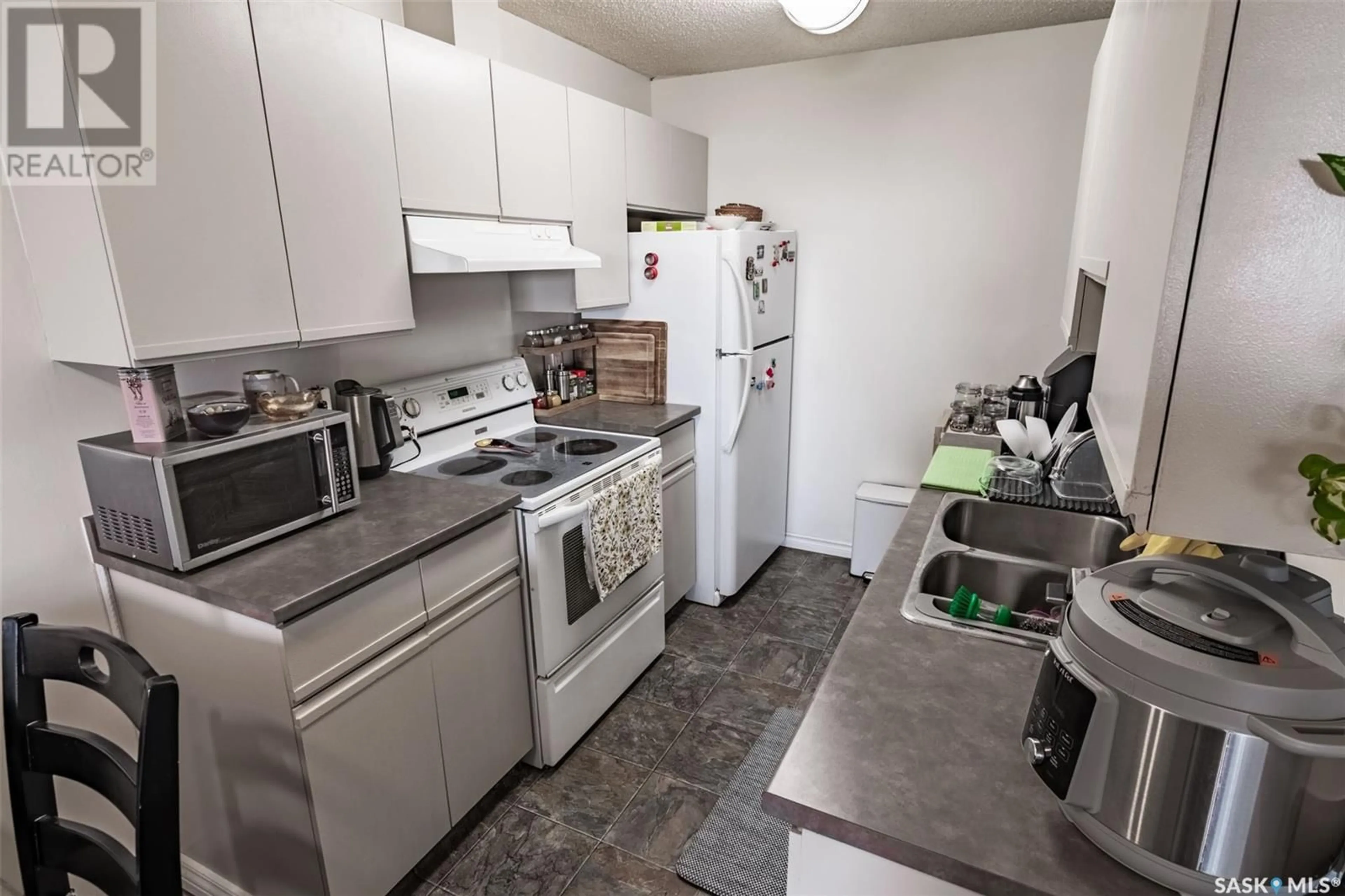 Standard kitchen, unknown for 113 - 3420 PARK STREET, Regina Saskatchewan S4V2M9