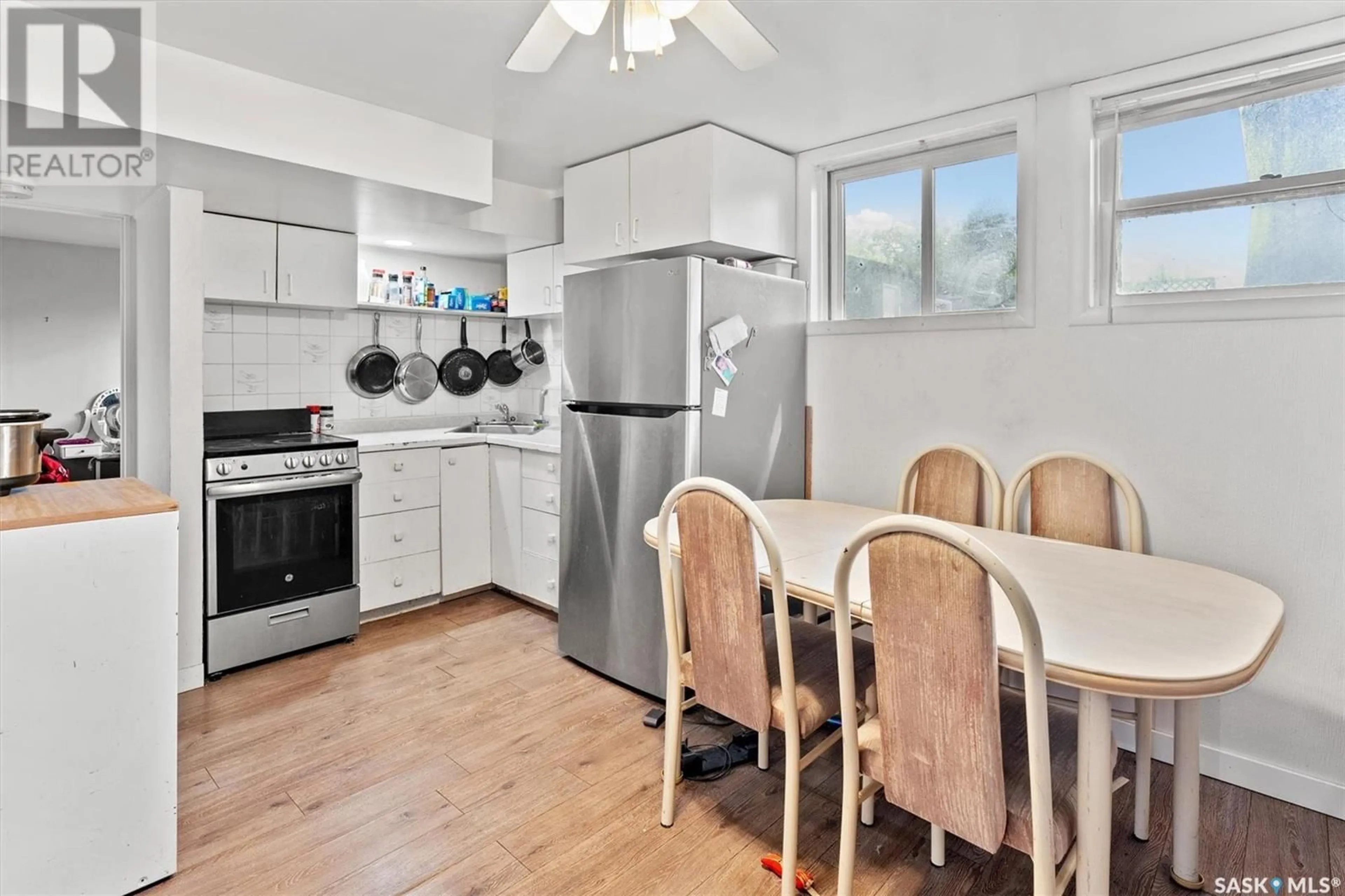 Standard kitchen, unknown for 1004 6TH STREET, Saskatoon Saskatchewan S7H1E2