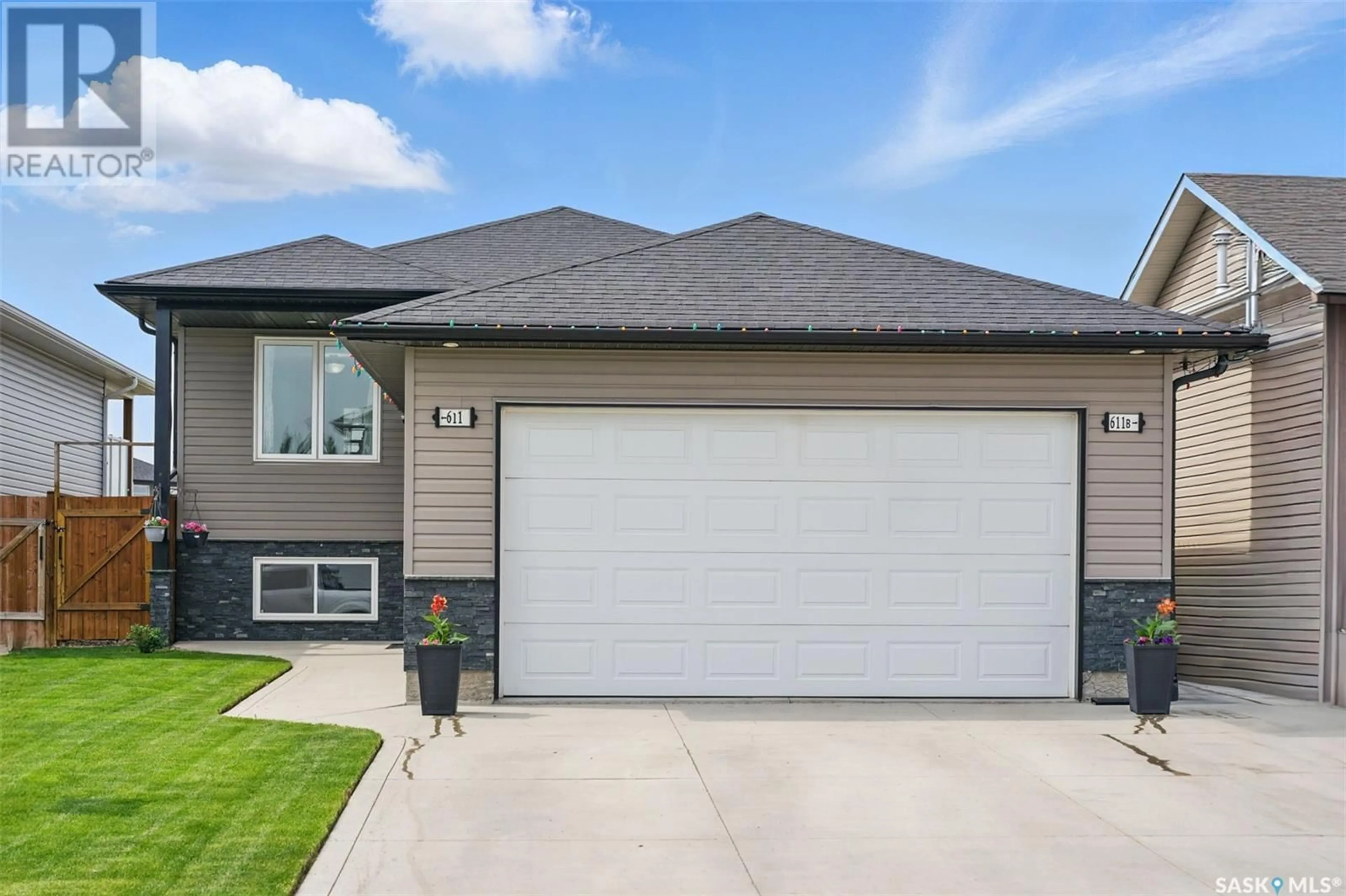 Home with vinyl exterior material, street for 611 KINLOCH CRESCENT, Saskatoon Saskatchewan S7M5X2