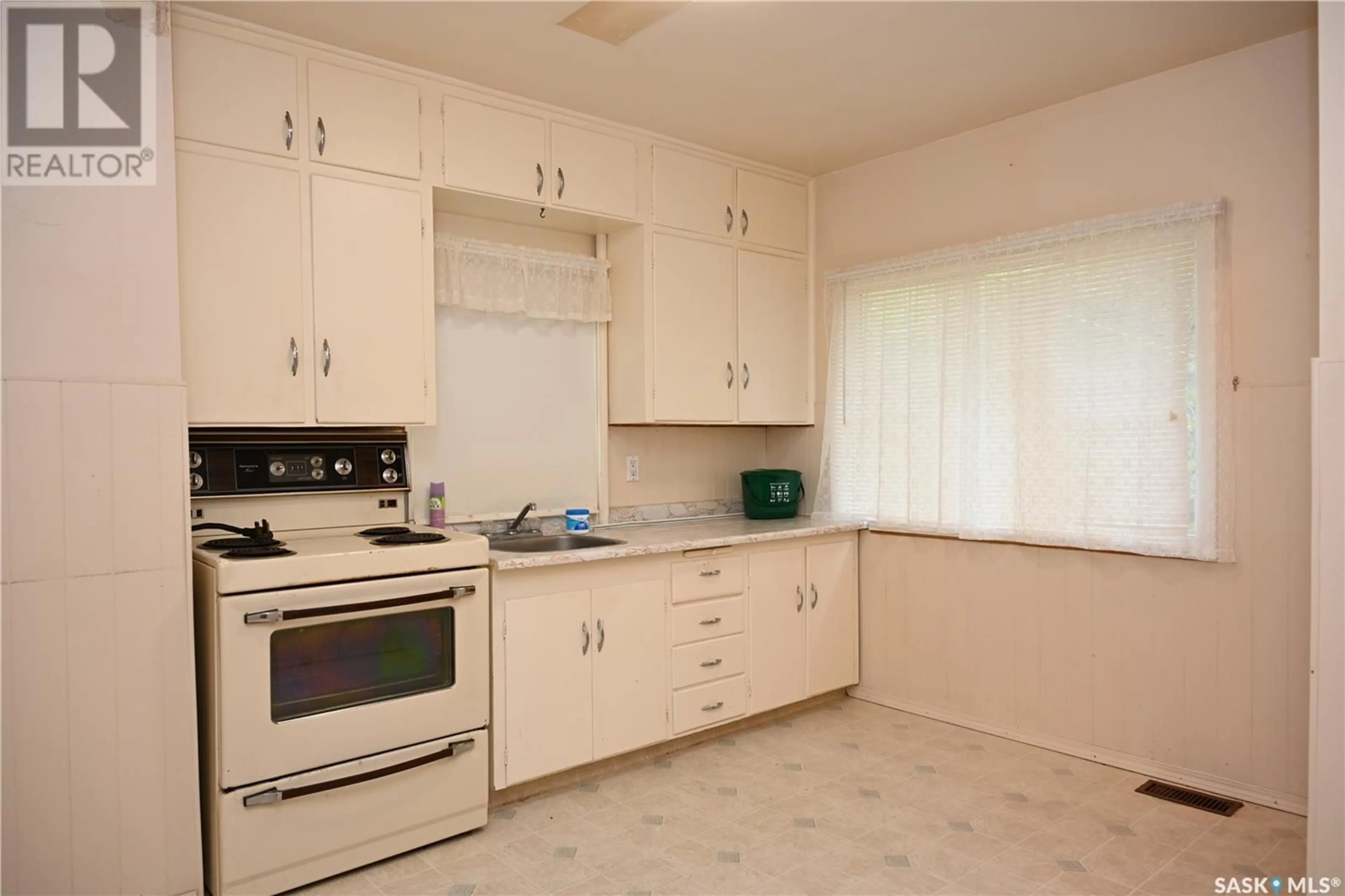 Standard kitchen, unknown for 1416 D AVENUE, Saskatoon Saskatchewan S7L1P4