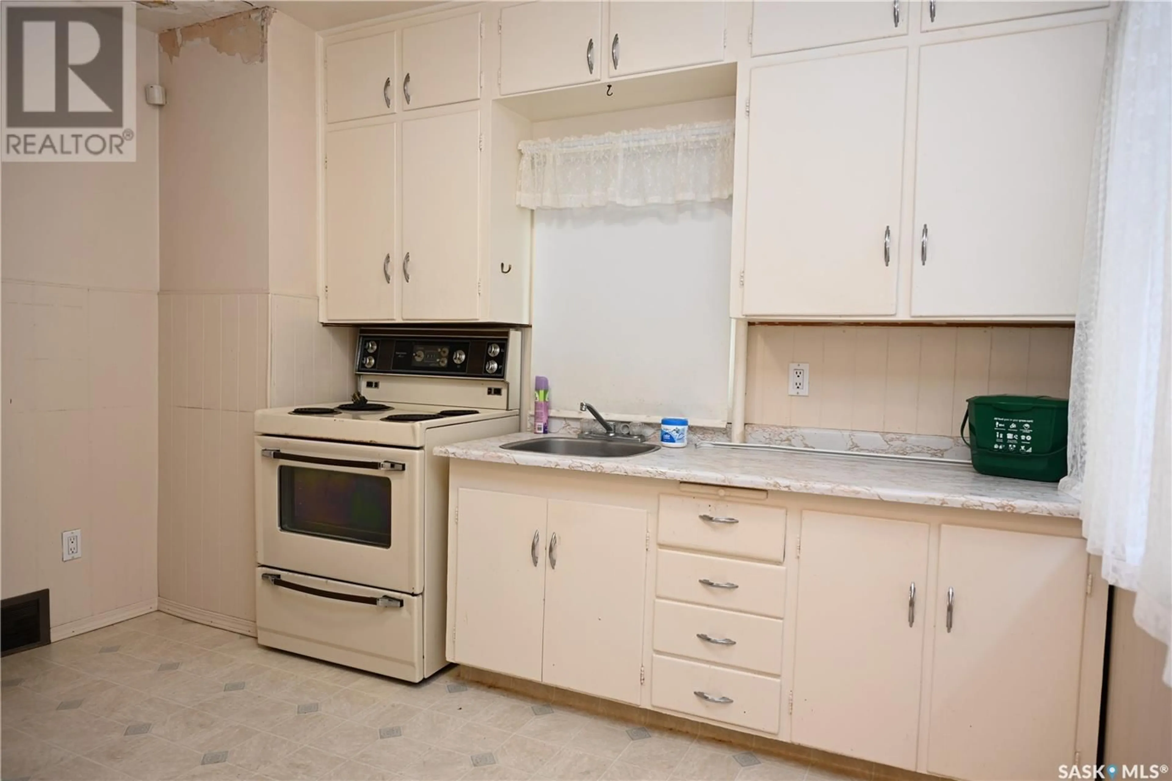 Standard kitchen, ceramic/tile floor for 1416 D AVENUE, Saskatoon Saskatchewan S7L1P4
