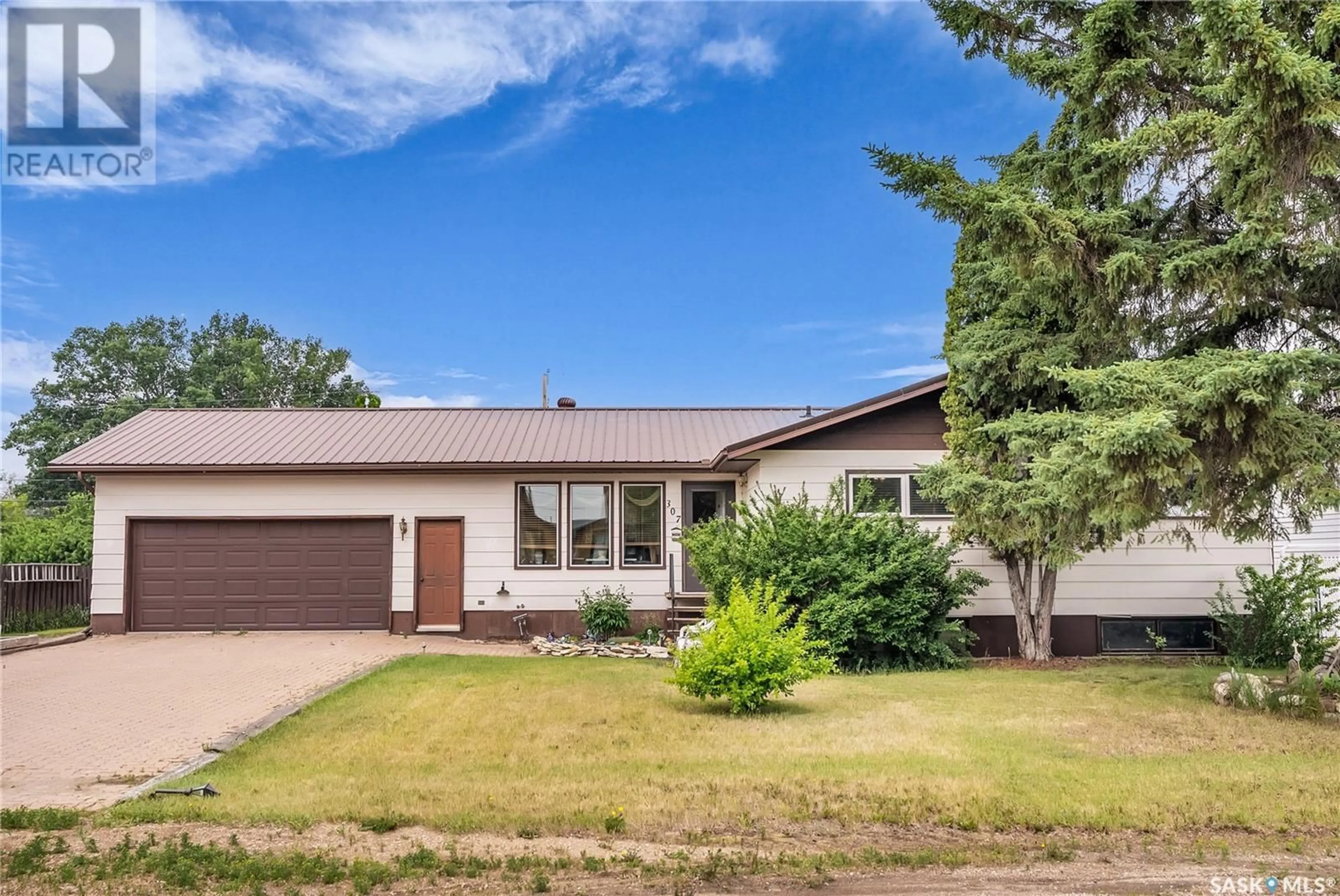 Home with vinyl exterior material, street for 307 3RD AVENUE, Harris Saskatchewan S0L1K0