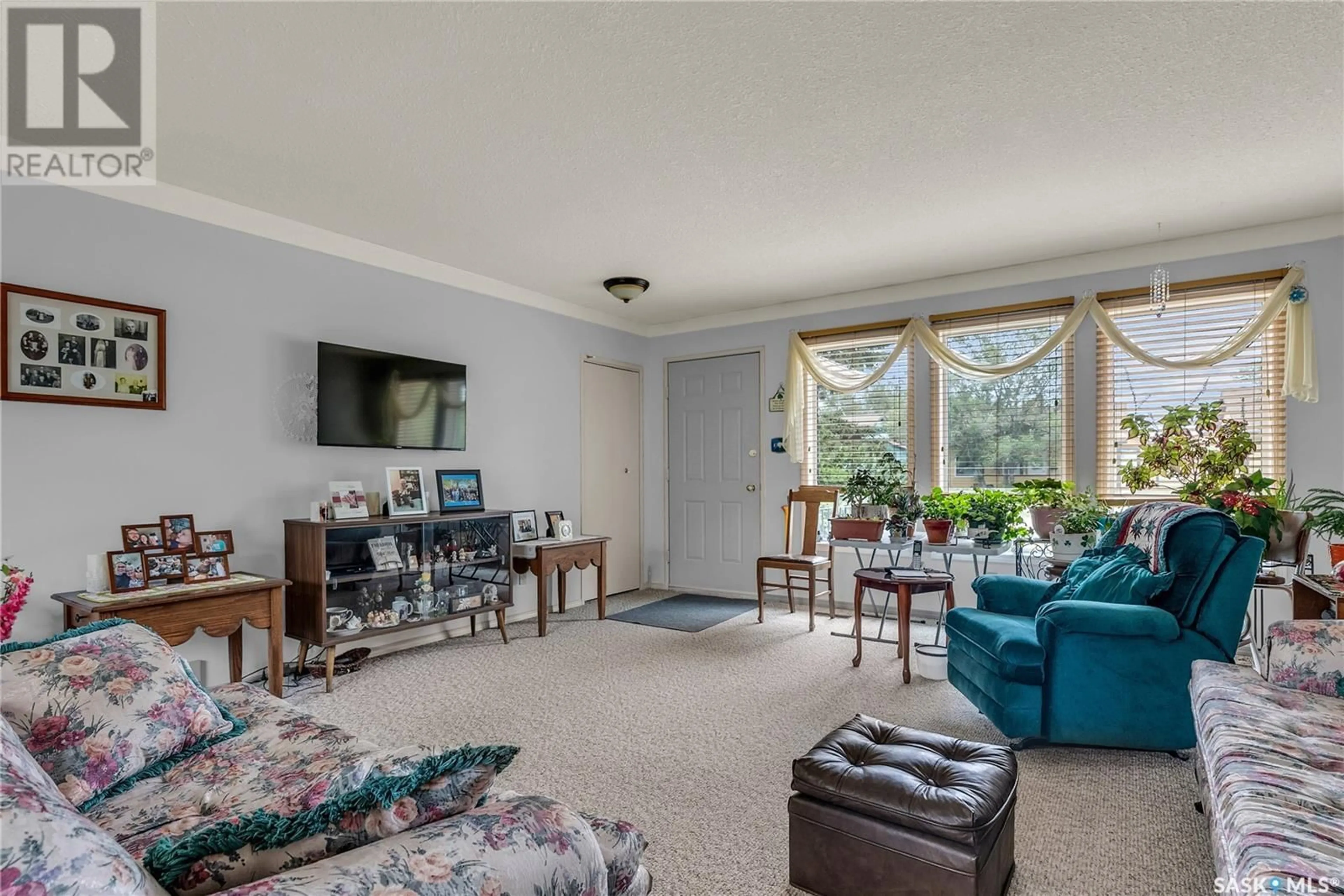 Living room with furniture, carpet floor for 307 3RD AVENUE, Harris Saskatchewan S0L1K0